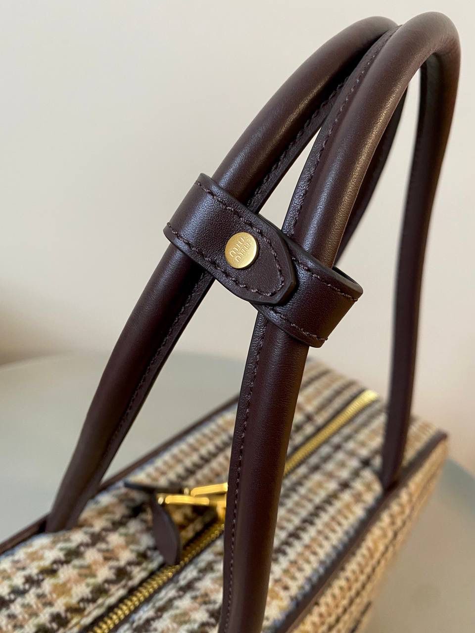 🈶可可棕·格子呢 𝗠𝗶𝘂𝗠𝗶𝘂公文包 | 大爆款 百年经典千鸟格👀康康谁还没有 爱上miu的快乐，就是不断创新 不断惊喜 公文包造型从纯色到拼皮 帆布 麂皮再到千鸟格 每一版都能打 能爆，真的杀疯了 34×23×10cm，#F0020m