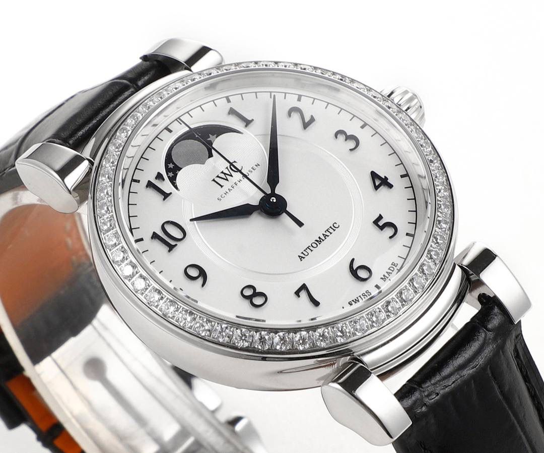 TWC出品 IWC达文西 IW459306 蔚蓝星空，诗意月相，自动月球与印度洋的蓝色水域完美匹配 随着达文西系列以致敬经典的设计回归到大众的视线之中，我们看到了它很多有趣的设计，包括清晰醒目的盘面，现场锋利的剑形指针，当然还有古典的圆拱形表冠，活动式表耳，更加贴合手腕。腕表表底镌刻有“生命之花”，“生命之花”是一个由多重重叠圆环组成的几何造型，是达文西经过深入研究绘制出来的。直径36毫米，自动上链机芯，精钢表壳， 中央秒针附掣停装置，月相盈亏显示，特殊镌刻表底，防水深达30米，动力储备达42小时 ，腕表整体设计得简约大气，且不失细节，很适合成熟优雅女性！