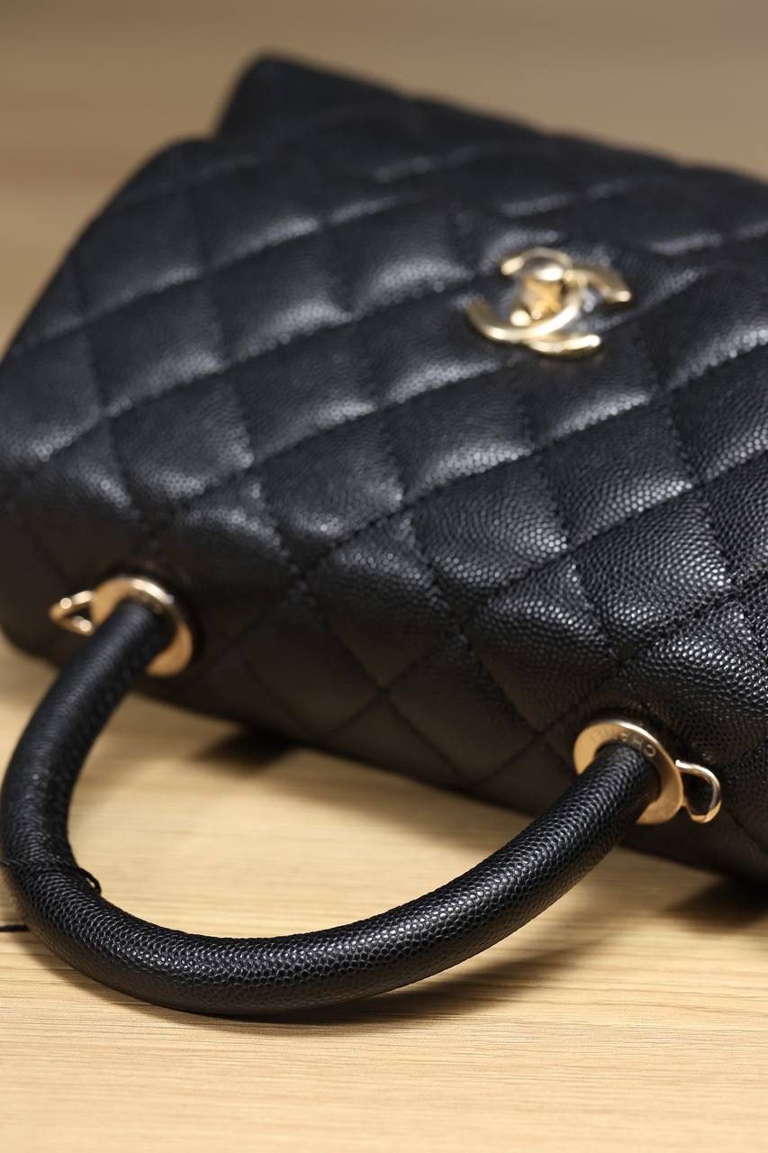 Coco Handle小号黑荔枝纹配黑手提出货！❤️‍🔥❤️‍🔥 真正的原厂货，zp级2480正品级品质，我们确保所有材料，五金，车线，油边都达到正品百分百的原材料✅ 尺寸:14 X 24 X 10cm