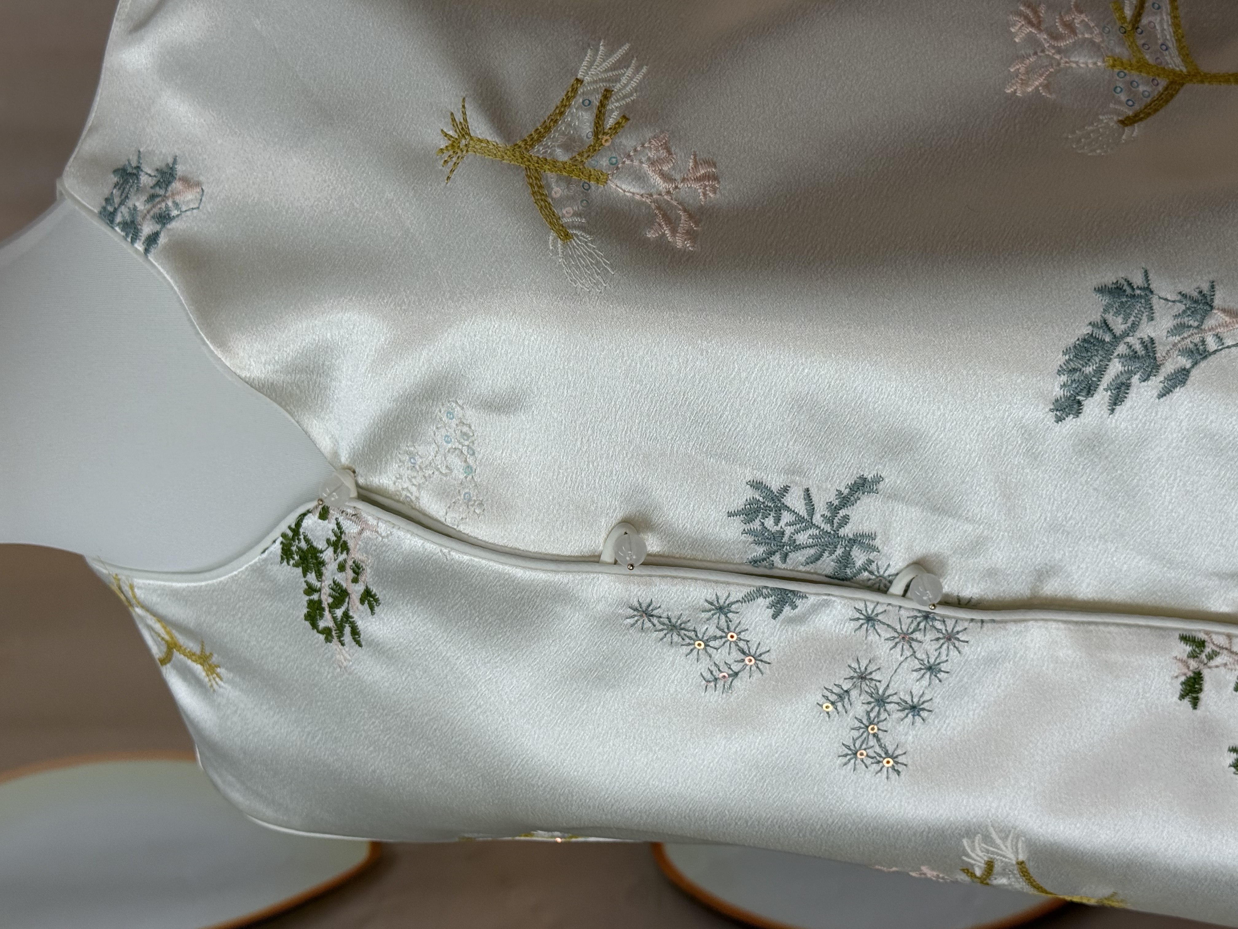 玉白枝绣缎面马甲