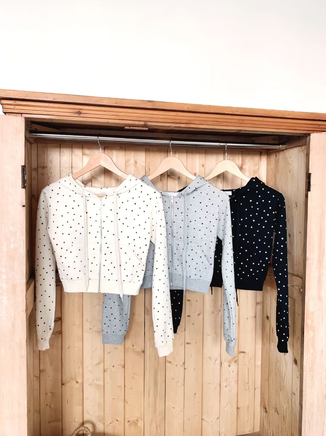 韓國星星jacket 短褲套裝 如買一套需拍兩件（jacket+ pants ）