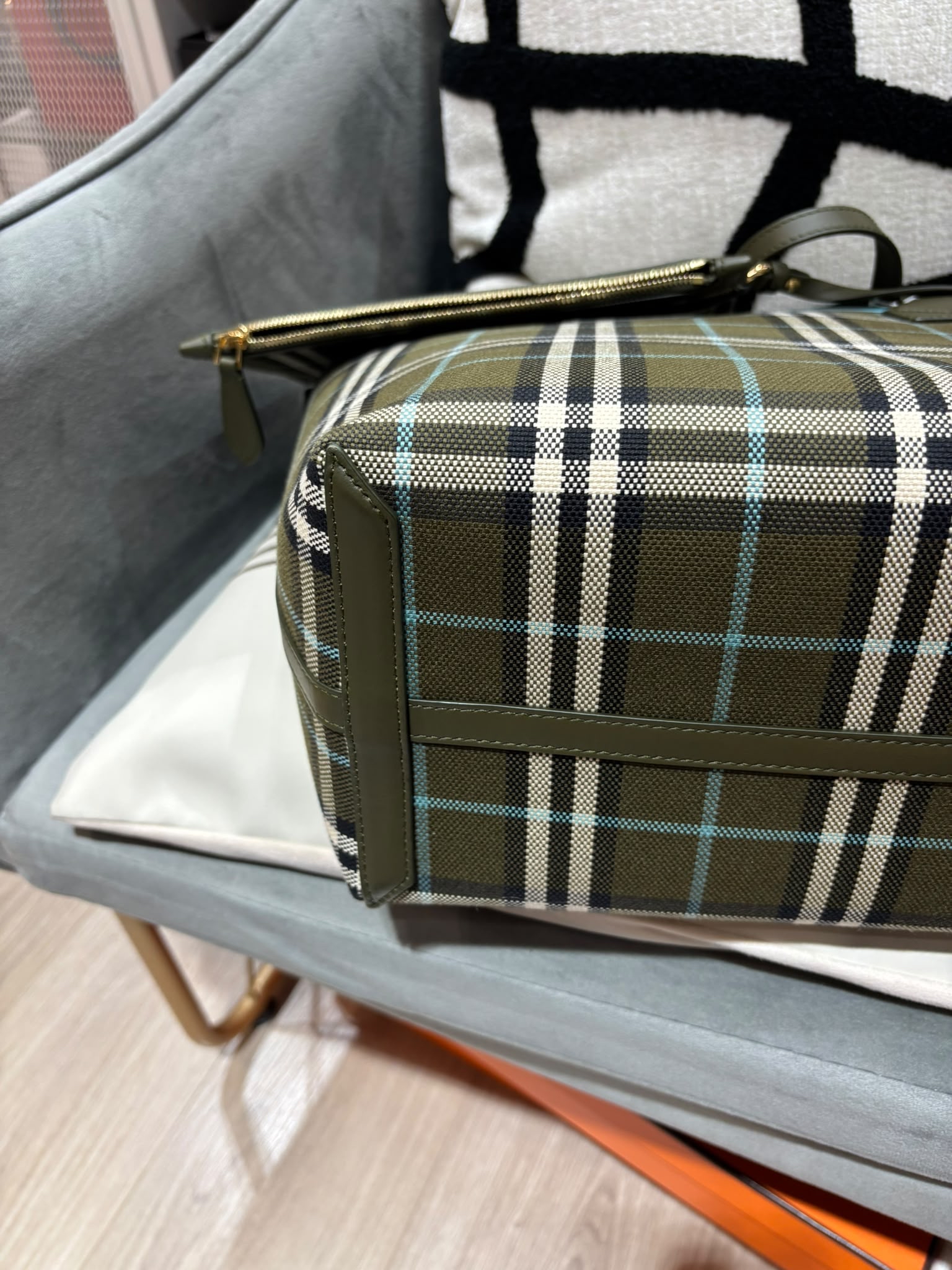 Burberry London Tote Bag Small 100%Authentic, 99%New ✅Dust bag