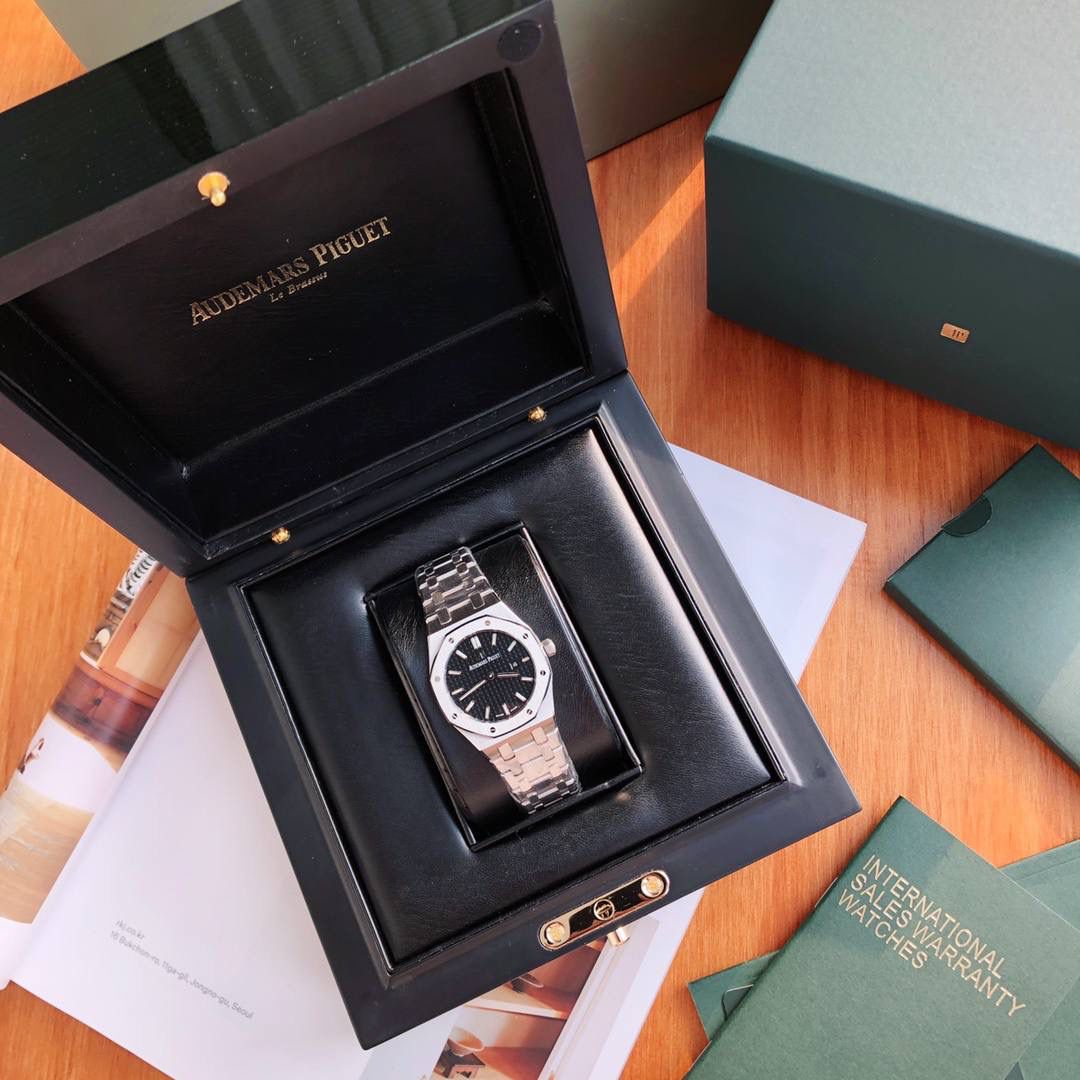 新年好礼！专柜很难买的AP女款到货啦！今天我们介绍的就是爱彼皇家橡树系列中的女士腕表。其官方型号为67650ST.OO.1261ST.01。爱彼皇家橡树系列独有的八角形外观还拥有爱彼独特的设计风格也将女士优雅风格融入其中，深受女士们的爱戴，即使只有33毫米的小尺寸，也将爱彼独有的纯净美感与刚毅线条展现的淋漓尽致。 搭载瑞士石英机芯、拥有实用的日历显示功能，女士们佩戴起来不会显得沉重 配专柜全套包装出售。这种货一般数量不是很多的。数量有限哦😎🚀🔥