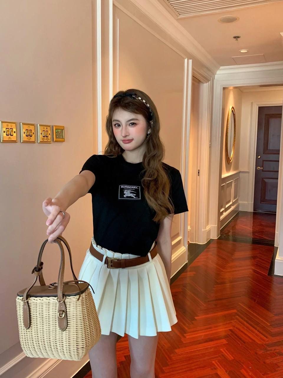 🈶棕色 𝗠𝗶𝘂𝗠𝗶𝘂藤编款 好喜欢编织风的清新与浪漫 满满都是梦幻般的高级感 这款小篮子独特的甜美气息 真的嗲爆了！纯手工编织配小巧精致的包型 超级让人着迷～ 随手拎着夏日感直接拉满 去野餐或海边度假，更是绝绝子 miu女孩们菜篮子的季节来咯 快来买它！ 15×20×8.5cm #F0030m