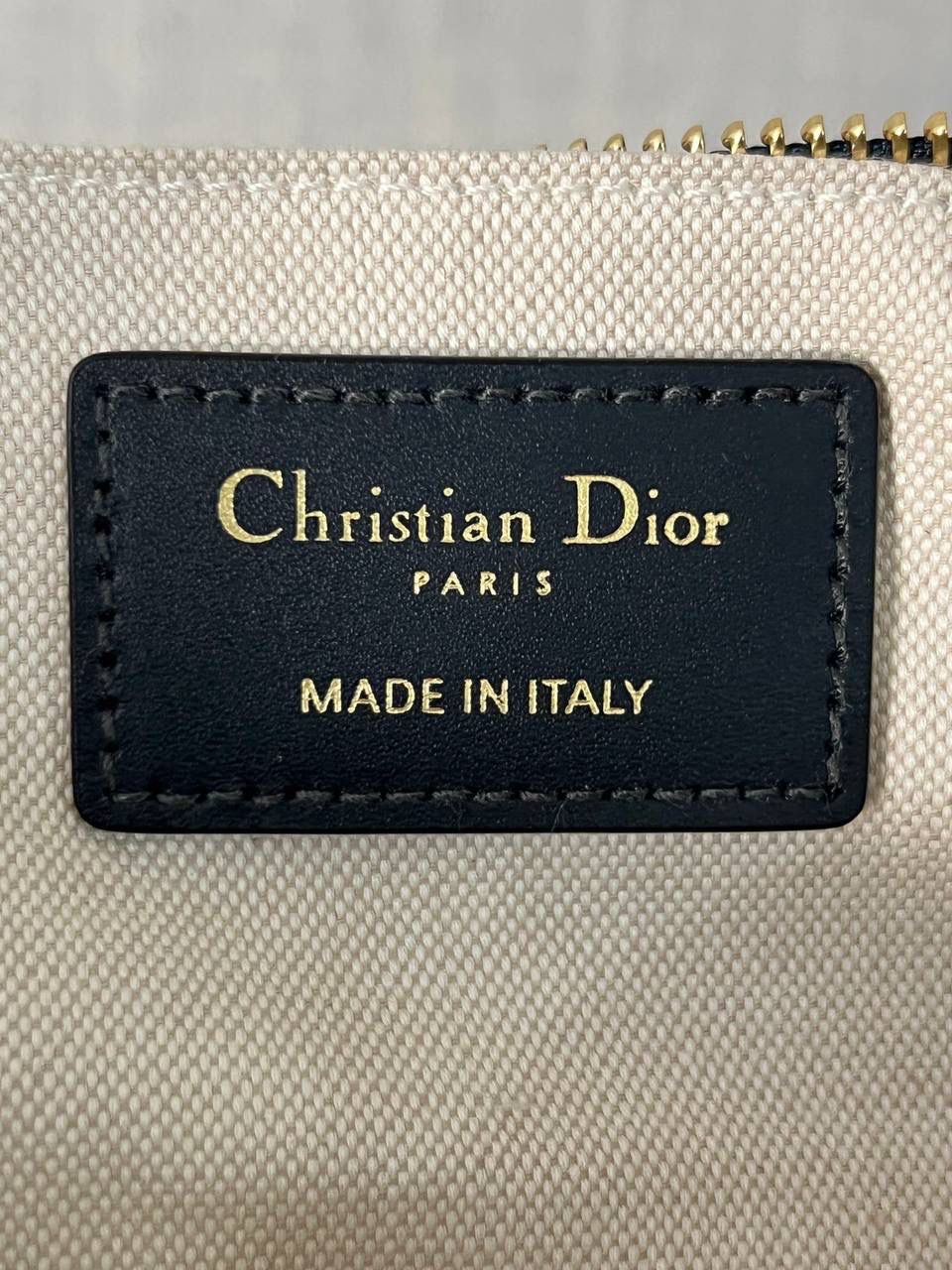 CD LOUNGE 手袋蓝色 Oblique 印花👜✨ 独家渠道货 独家腋下包老花 尺寸：26 x 15 x 5.5 厘米 这款 CD Lounge 手袋是2023夏季新品，彰显 Dior 的现代审美与高订风范。 采用蓝色 Oblique 印花面料精心制作，突显 Dior 经典图案。 经典链条与皮革搭配，交替饰以金色饰面金属和同色调珐琅链环，可折叠设计，可肩背或手提。 拉链开合搭配 CD 拉链头 可调节肩带，链条部分由金色饰面金属和与皮革同色调的珐琅 CD 链环组成，搭配皮革带 内含防尘袋