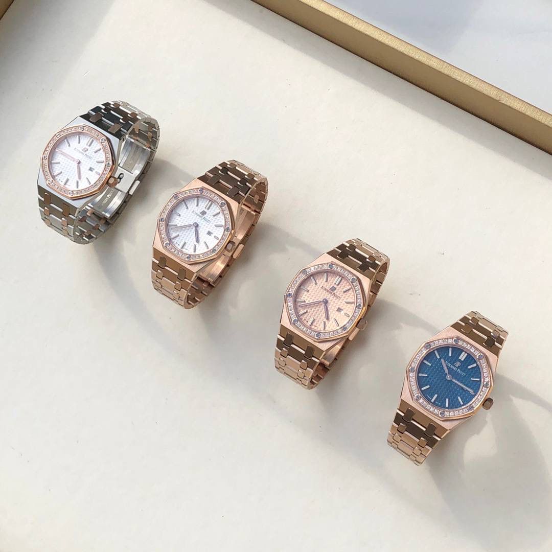 爱彼皇家橡树系列67651的玫瑰金女士钻石石英腕表 爱彼皇家橡树系列独有的八角形外观还拥有爱彼独特的设计风格也将女士优雅风格融入其中，深受女明星们的爱戴，即使只有33毫米的小尺寸，也将爱彼独有的纯净美感与刚毅线条展现的淋漓尽致💝💖💘 而镶满钻石的表圈也为佩戴的女士增添了更多的柔美。（40颗明亮型切割美钻 总重约0.71克拉）搭载瑞士石英机芯、拥有实用的日历显示功能，女士们佩戴起来不会显得沉重 配专柜品质全套包装发货 这种货一般数量不是很多的 因为非一般人能操刀，能完整操刀的团队屈指可数。