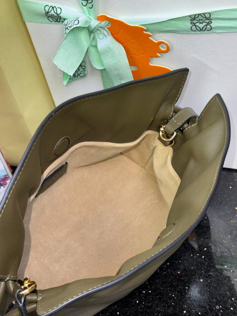 全新升级—𝙁𝙡𝙖𝙢𝙚𝙣𝙘𝙤出货啦✅ ❤️升级版福袋正面新增品牌烫金𝙇𝙤𝙜𝙤代替压印𝙇𝙤𝙜𝙤，肩带加宽同时增加两侧狗扣五金代替原本皮穿扣肩带，精致又便捷🥰 ❤️独家定制皮料五金，小牛皮皮质手感十分柔软且耐用，肩带🉑拆卸🉑调节，多种背法任你选择，容量超大，日常出行必备😍 ❤️独家品控，完全对版细节，全套礼盒🎁包装给你满满的仪式感🥰 迷你尺寸：𝟐𝟑.𝟗-𝟏𝟖-𝟗𝐜𝐦 款号：052030深卡其绿/新