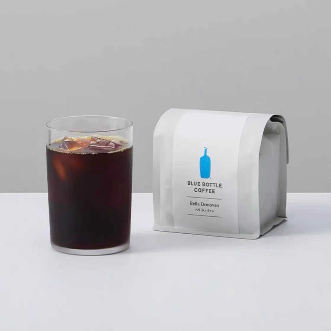 ☕Blue Bottle“巨階”系列咖啡豆，日本本土版 深度烘焙阿拉比卡豆，風味層次豐富，帶橙皮清新和紅糖甜感，尾調有黑巧余韻，適合手沖或美式沖泡！ Bella Donovan 入門款 埃塞俄比亞、哥倫比亞、秘魯混合豆風味.：覆盆子、巧克力、糖蜜烘焙度中度烘焙 Three Africas 埃塞俄比亞 盧旺達混合豆 比較複雜的烘焙口味，但是後味又進化的非常乾淨剛開始如莓果般的甘甜和清爽。隨後巧克士的厚重味道顯現， 適合 手沖、法壓、摩卡，冷萃，咖啡機 Hayes valley 最黑的濃縮咖啡 厚重濃郁的紅啡色克麗瑪，帶有絲滑口感 巨阶（最浓款） 口味*深烘巧克力/橙皮/红糖 Giant steps 最濃烈的深烘咖啡，堅實的本體和濃郁的巧克推薦與牛奶搭配 口味：可可/烤棉花糖/全麥餅乾