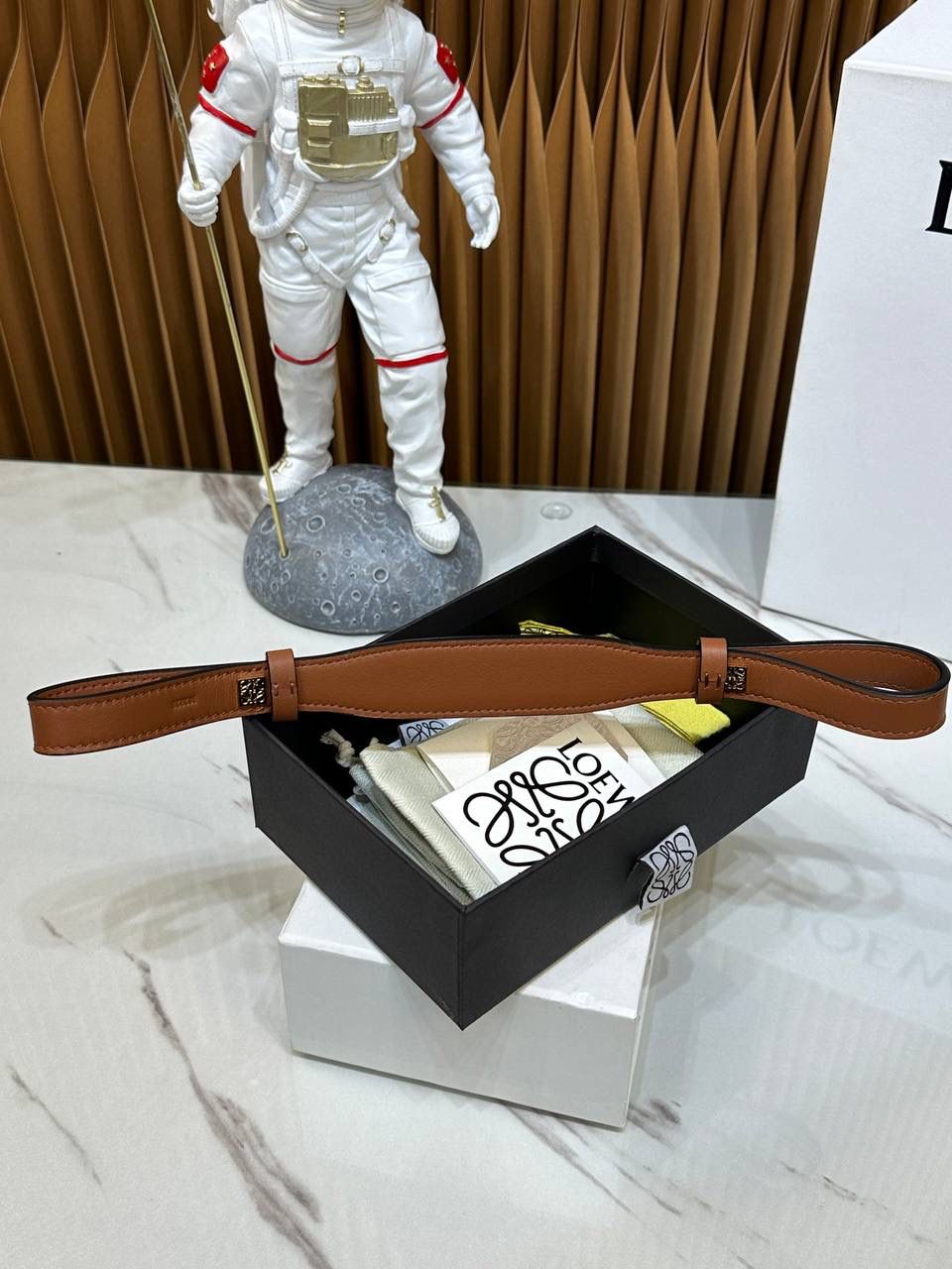 ★𝙇𝙤𝙚𝙬𝙚单配短肩带★棕色 ✅经典小牛皮制作，进口沙菲线，全铜五金。 ✅正面饰以品牌标志性烫金𝙇𝙊𝙂𝙊字体，两侧金属扣固定，🉑️做手提包使用的百搭肩带。 尺寸：55.5-2cm 编码：182323