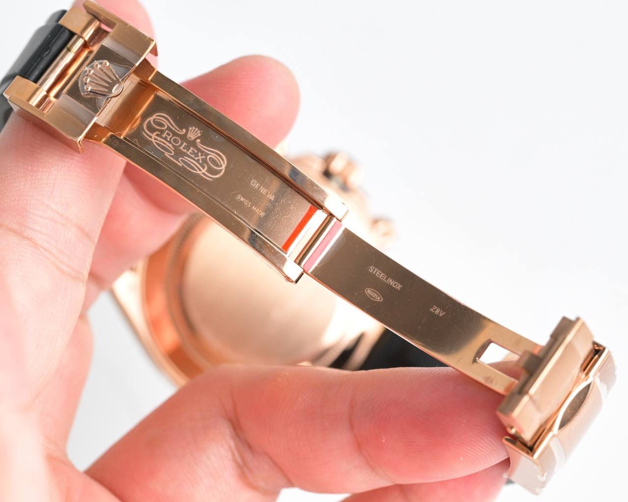 18k包金 现货供应 ROLEX-劳力士迪通拿系列 GTC中国国检检测证书，联网可查！一档调时 计时秒针 3字位9字位小针 功能原装一致！表壳原版开模，表盘尺寸40mm。厚度目前市面上最接近原装的 陶质实心外圈连计速刻度（采用真陶瓷工艺 刮不花 永不退色 质感和正品一致）功能盘字体和盘面logo采用叠加印刷工艺，从侧面观察会有微微隆起之感。盘面的底色纹路经过无数次过滤改正，确保百分百吻合与原装。其上的劳力士金属LOGO单独开模，无论是立体感还是圆润度均可PK原装 易读Chroma light夜光显示 配长效夜光物质。表镜平形蓝宝石水晶玻璃 抗刮损，效果绝不重影，吻合正品。⚠⚠六字位正品一致的有防伪的小皇冠👑（注意细节）表扣采用进口精钢1:1散件打磨而成 拉沙内侧 腐蚀劳力士钢印 外置正品一模一样的表扣保险环，完美在每一个细节！