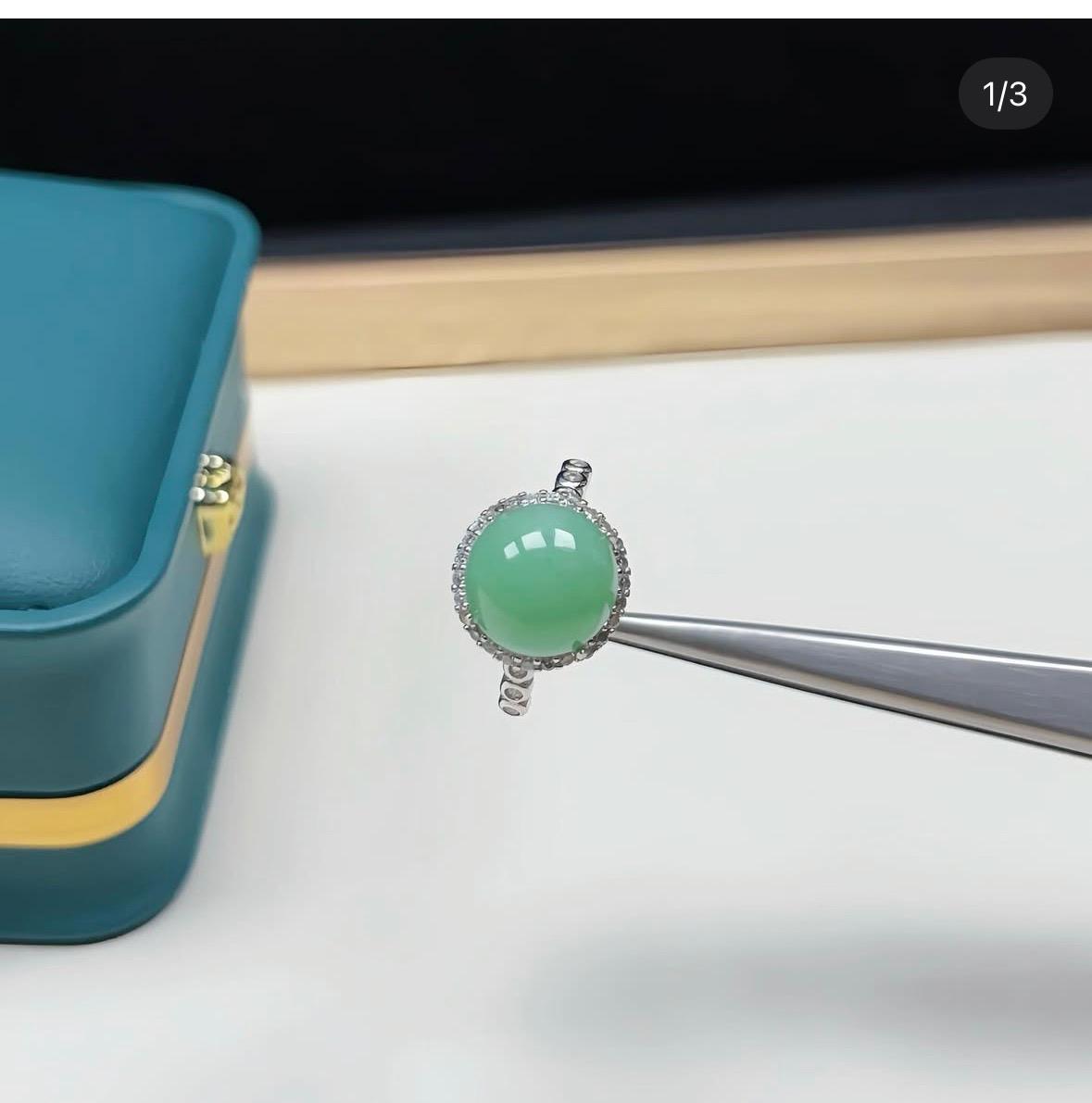 滿色陽綠正圓翡翠蛋面銀鑲戒指