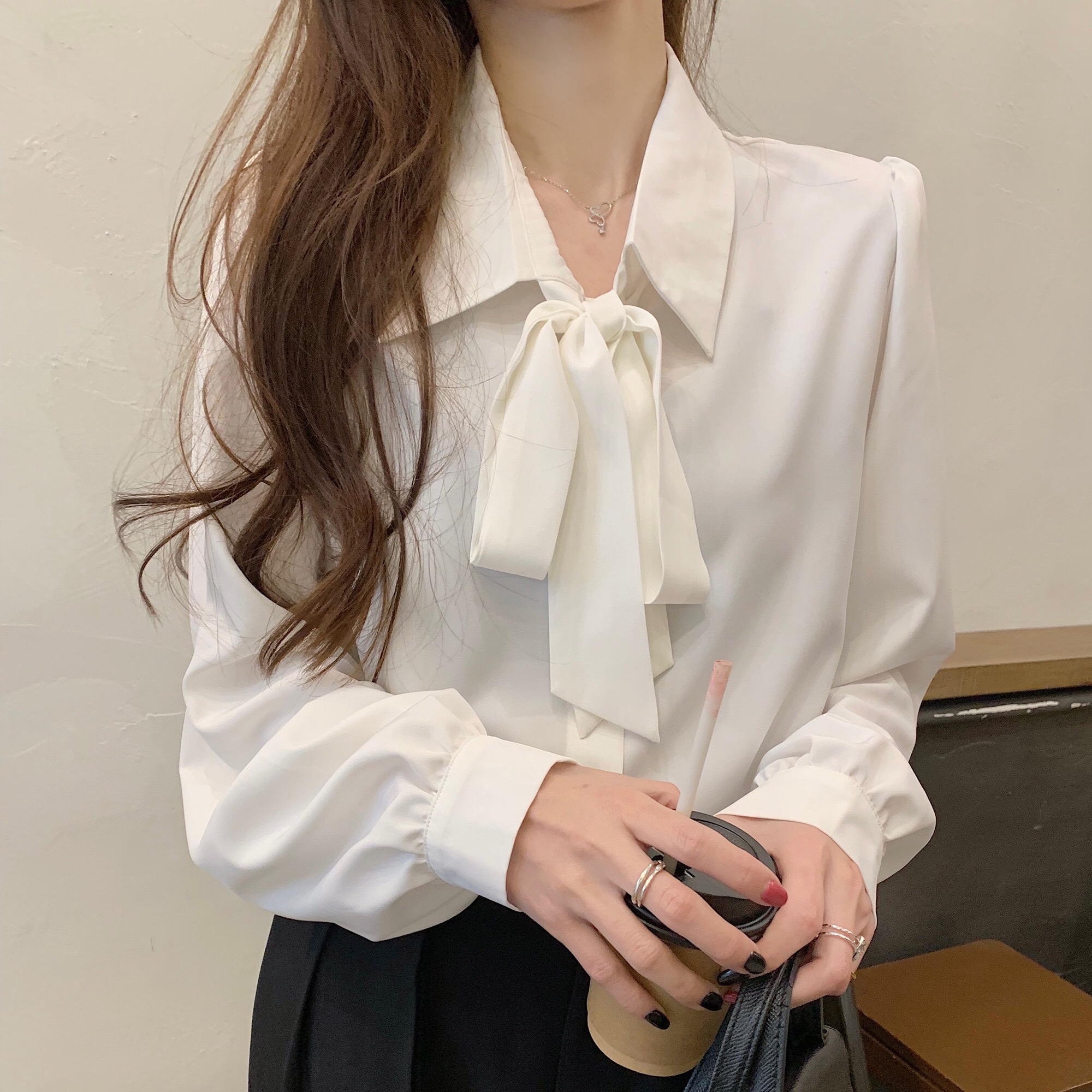 B147(7940) 法式通勤风蝴蝶结翻领灯笼袖黑白衬衫上衣 