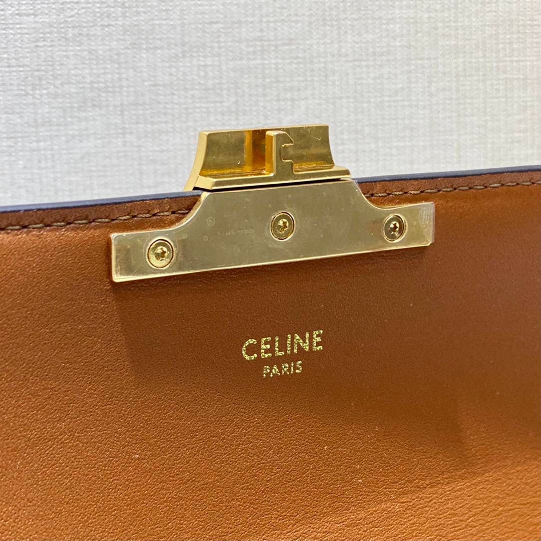 🔥大货实拍图 𝗖𝗘𝗟𝗜𝗡𝗘 ♥ 𝗧𝗥𝗜𝗢𝗠𝗣𝗛𝗘 𝗦𝗛𝗢𝗨𝗟𝗗𝗘𝗥 𝗕𝗔𝗚 感觉这两年𝐂𝐞𝐥𝐢𝐧𝐞是不是打开了任督二脉！出的包是越来越绝了！新款凯旋门腋下包简直惊喜爆棚！确认过眼神是我想要的包！必须要拥有的那种❗️ 型号：194142 尺寸：20*10*4cm