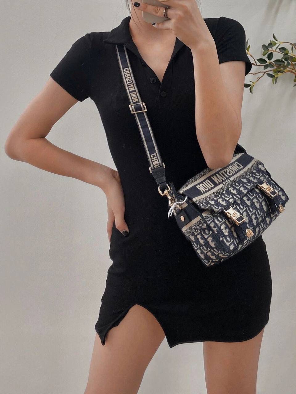 小号 DIORCAMP 手袋👜✨ 蓝色刺绣 Oblique 印花 这款小号手袋通体饰以蓝色刺绣 Oblique 印花，搭配“CHRISTIAN DIOR”标志翻盖和运动风格“CD”搭扣提升格调。 正面饰以“CHRISTIAN DIOR”标志 “CD”搭扣 可拆卸、可调节的肩带 内含防尘袋 尺寸：23 x 15 x 8 厘米