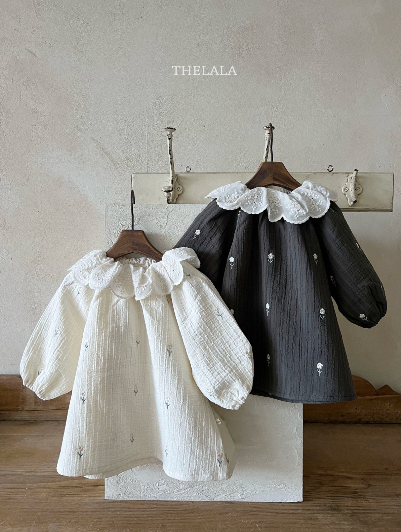 🌸預訂 韓國直送🌸🇰🇷THELALA兩色花卉刺繡蕾絲花瓣翻領長袖連身裙