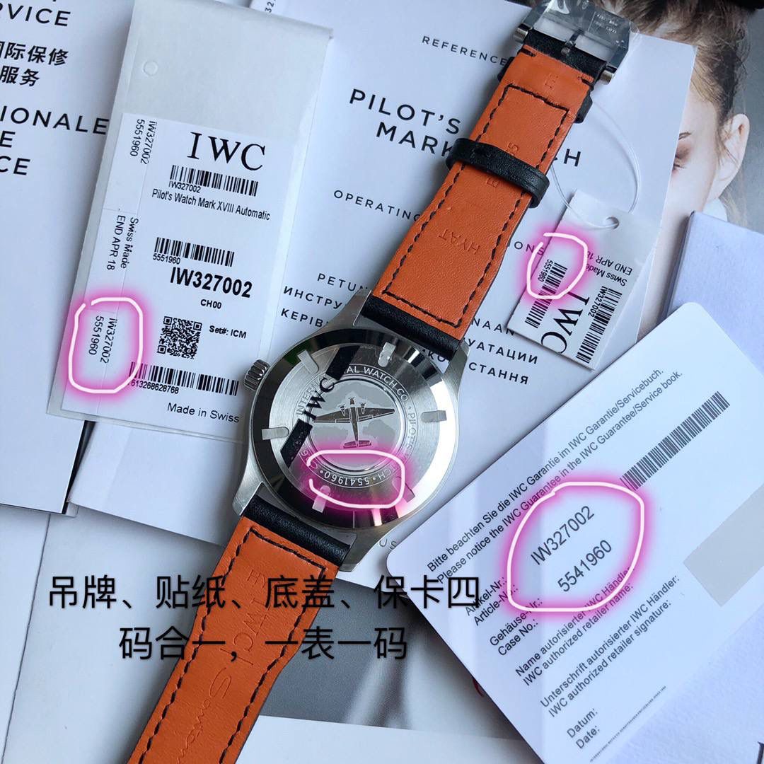 硬货首发，市场独家！IW327002，316L精钢材质，非凡工艺，让小厂知难而退！万国飞行员马克十八传承腕表，采用原装瑞士ETA王牌机芯W-300，40mm表径，全数字刻度超强夜光，双面防反光凸状蓝宝石玻璃表镜。独家渠道进口意大利SANTONI牛皮，一条牛皮成本相当于市场一般牛皮的几倍，在很多细节的把控上都已达到行业顶级，且多项可为标杆，整表细节一丝不苟。 原装价格3W余，一般人均可轻松驾驭，此款万国飞行员腕表视为万国经典款型，任何场景着装均适合佩戴，可谓百搭神器。全套包装出货