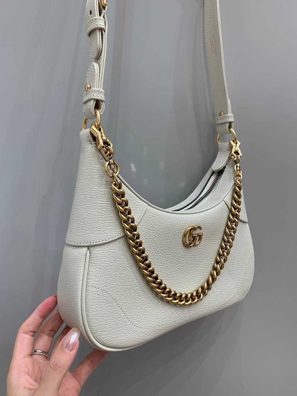 新背景实拍正品级 。（白色） 这只给我冲！！太多人要我出了，磨了很久终于出来了，这个皮质谁没买谁后悔，超级无敌软，软绵绵的，但是却很有形，一个包多达三种背法，百变时尚风格，不同背法可以变换不同风格，甜妹辣妹淑女风格都可以驾驭！金属质感很朋克，搭上原厂皮超好质感，这个包必须冲！！🔥🔥 型号731817 尺寸25/19/7cm