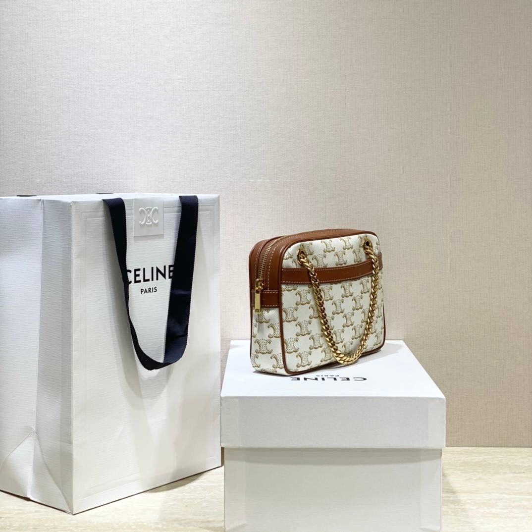 🔥大货实拍图 𝗖𝗘𝗟𝗜𝗡𝗘 ♥ 𝗣𝗔𝗧𝗔𝗣𝗔𝗡𝗦 𝗧𝗥𝗜𝗢𝗠𝗣𝗛𝗘 𝗖𝗔𝗡𝗩𝗔𝗦 Patapans 手袋来自 CELINE 2021春夏系列，以法国圣诞颂歌“Pat-a-pan”命名。规整的矩形包身由 Triomphe 老花帆布制成，马鞍棕色小牛皮点缀细节。双链条肩带从包身穿孔而过，洋溢复古学院派气息。 型号：196252 尺寸：20.5*15*4.5cm