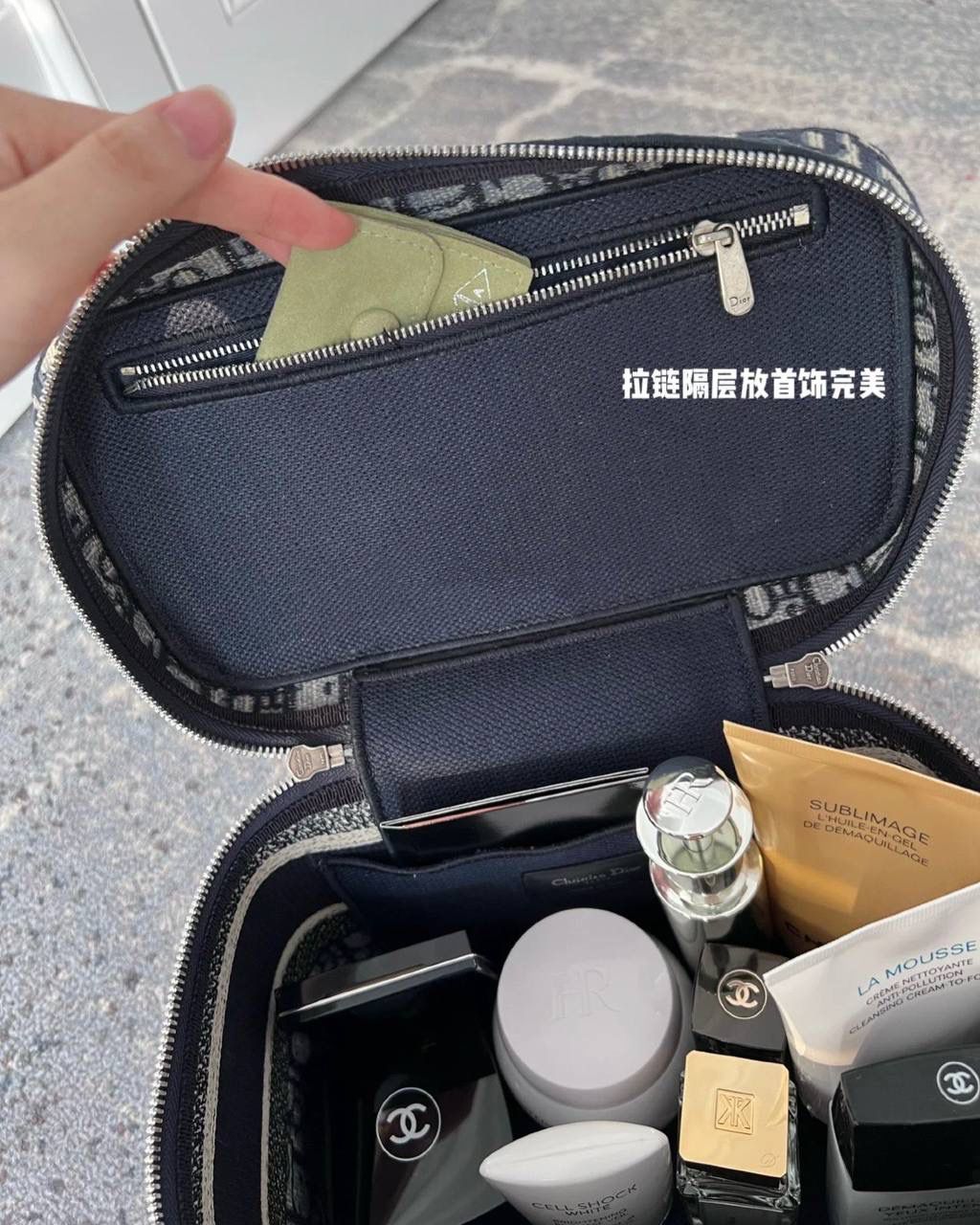 大号，巨巨巨能装 没有任何缺点！分隔层/自重轻 且特耐脏，作为一个化妆包的必备性能🤩🤩