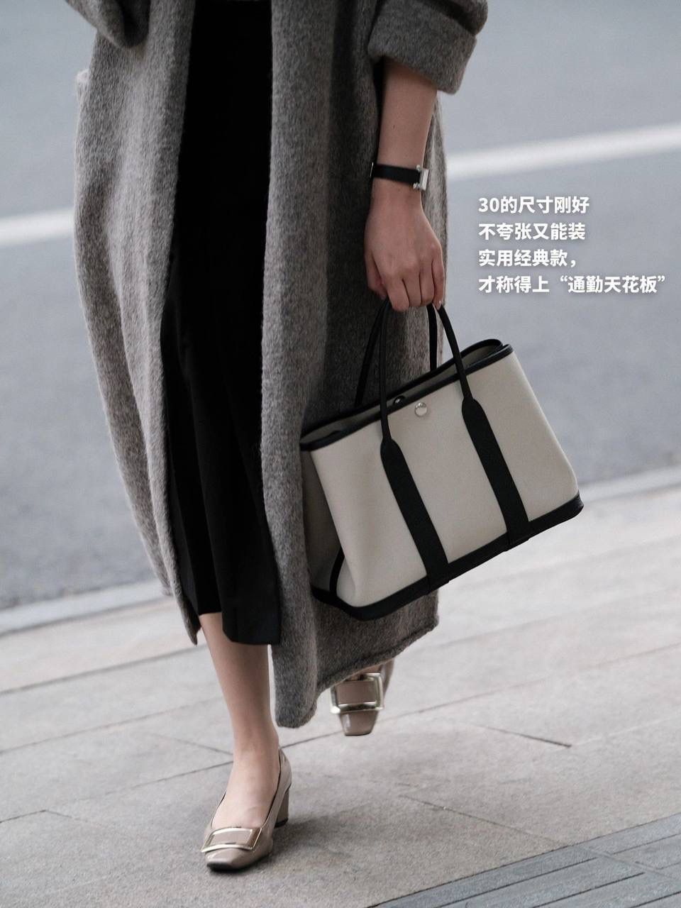 Hermes 爱马仕 Garden Party 30 布配黑皮花园包👜✨ 尺寸：30*20*13cm 配皮面料是采用法国原厂的Togo皮，纹路清晰，颗粒感饱满，手感细腻，扑鼻而来的香味，爱不释手 版型真的是决绝子 喜欢大包的就入手吧 绝对不后悔的一款大购物袋😍💕