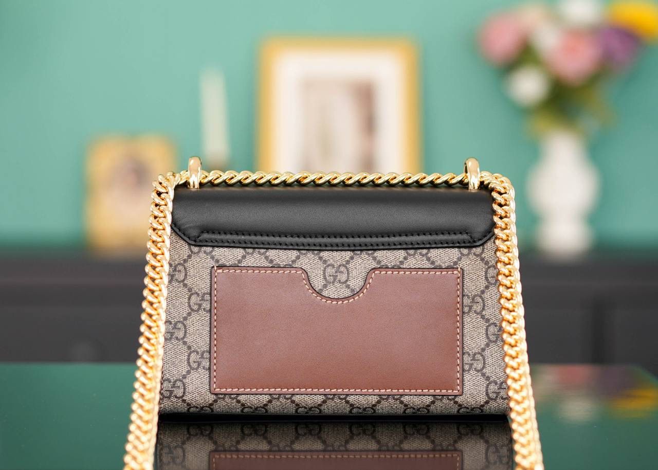 🥯Padlock系列小号GG肩背包 黑棕20cm 正品售价¥17.000 GG家经典著作𝐏𝐚𝐝𝐥𝐨𝐜𝐤小锁扣， 众多明星喜爱的复古𝐏𝐚𝐝𝐥𝐨𝐜𝐤，众多网红都在种草推荐， 低调不张扬的复古经典，一眼定情的小包 滑动链条有多种佩戴方法，可肩背也可手提 官方款号 409487 尺寸：20x12x8cm