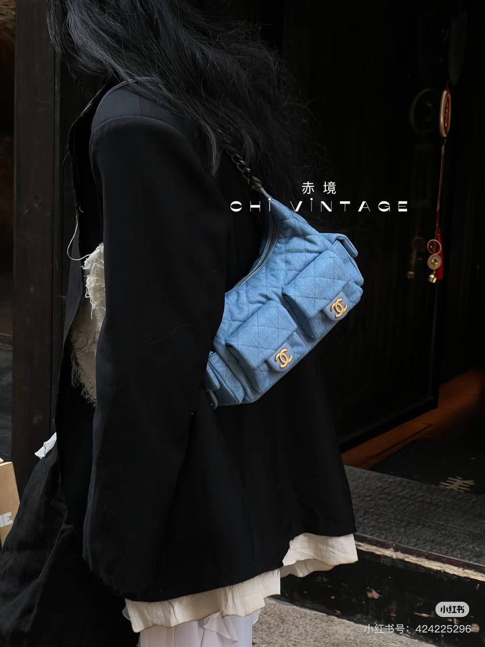 25C Hobo丹宁牛仔大號雙肩包鑒定版👜 一包一碼 支持全球鑒定查驗身份證原廠專G Fashion Art意大利過關清單資料可査詢 25C這一季人氣王者hobo丹寧牛仔，低飽和度牛仔淺藍，超級養眼，可甜可颯！ Jennie同款火到出圈，不管是簡約設搭配還是精緻小女人，都能瞬間提升整體的時髦度！ 五金：厚镀24K复古金 皮料：意大利Fashion Art牛仔 尺寸：27*35*18cm