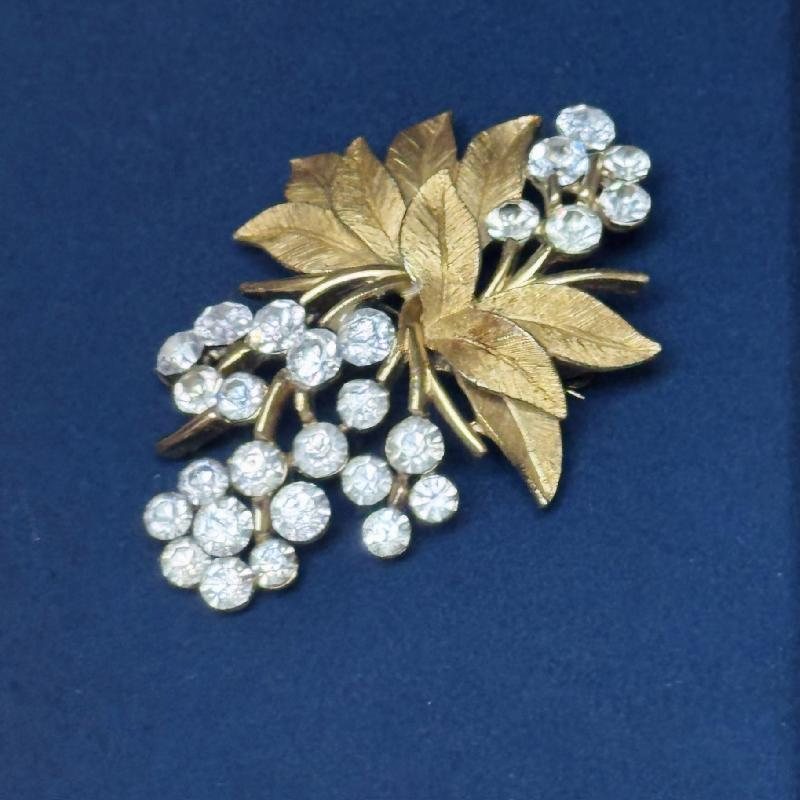 Vintage C.a. 1950s Crown Trifari Bejewelled Grape Brooch (MN414)