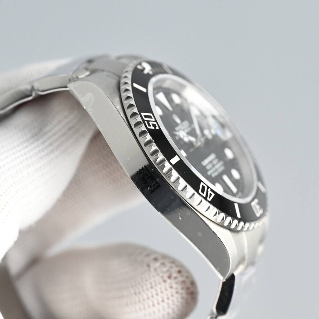 劳力士潜航者41mm水鬼匠心之作来袭： 1⃣️尺寸41MM，同正品，整表采用904L精钢，蓝宝石高透镜面，3点钟位置带2.5倍放大镜（镀蓝膜），搭载3235机芯。 2⃣️夜明珠玉质感明显，夜明珠与时分针夜光粉填充均匀饱满，颜色一致，毫🈚️色差。 3⃣️刻度6/9/12位倒角处理圆润，同正品！与市场货6/9/12位尖锐感形成鲜明对比。 4️⃣陶瓷圈声音清脆，外圈刻字与刻度均采用铂金粉填充，呈现银灰色磨砂质感，与正品一致。 5️⃣内部刻字清晰度高并且立体感明显。 6️⃣时分针放大🈚️任何毛刺感，蘑菇状实心中轴。 7️⃣表扣与正品一致具备弹射效果，内侧没有任何焊接点，一体成形。 8️⃣表带头结构呈三段式拼接效果同正品，与市场立体式效果不同。 极致的细节是HP工厂匠心开发的根本，打造市场最高性价比是HP工厂的诚意！