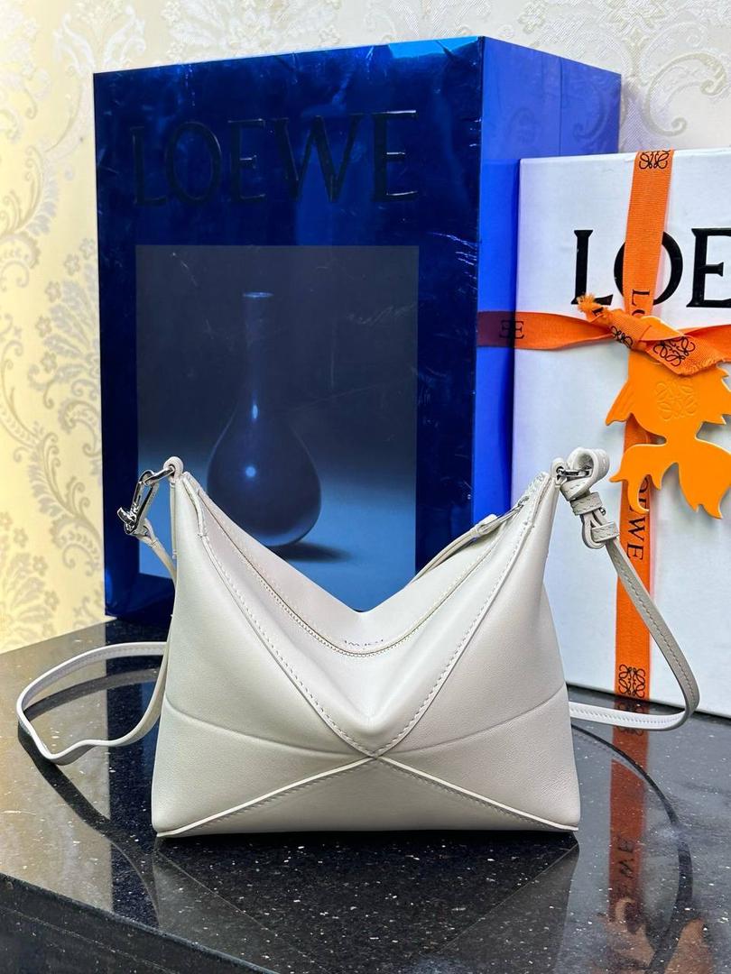 ♥️𝙋𝙪𝙯𝙯𝙡𝙚 𝙁𝙤𝙡𝙙 ——【海盐白】 尺寸：𝟐𝟑-𝟔.𝟓-𝟏𝟓.𝟓𝐜𝐦 编码：522404 🎈经典几何为造型，以及柔软细腻的Napa牛皮，升级为可完全折叠的手拿包。 🎈自带一根🉑拆卸🉑调节的肩带，一包多背，多样化风格，秀场大放异彩😃日常实用性强👌 🎈配全套专柜礼盒🎁，给你满满的仪式感👀