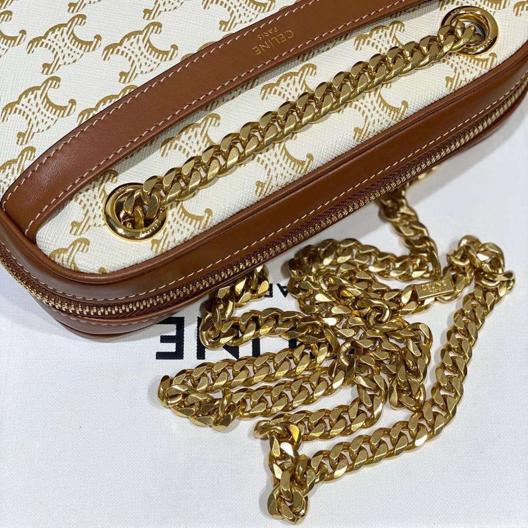 🔥大货实拍图 𝗖𝗘𝗟𝗜𝗡𝗘♥𝗖𝗔𝗡𝗩𝗔𝗦 𝗣𝗔𝗧𝗔𝗣𝗔𝗡𝗦 型号：196252 尺寸：20.5*15*4.5cm TA真的非常好用+多种背法+价格合适+细节满满～双链条腋下，单链条单肩，斜挎/手拿 一包多用✔️