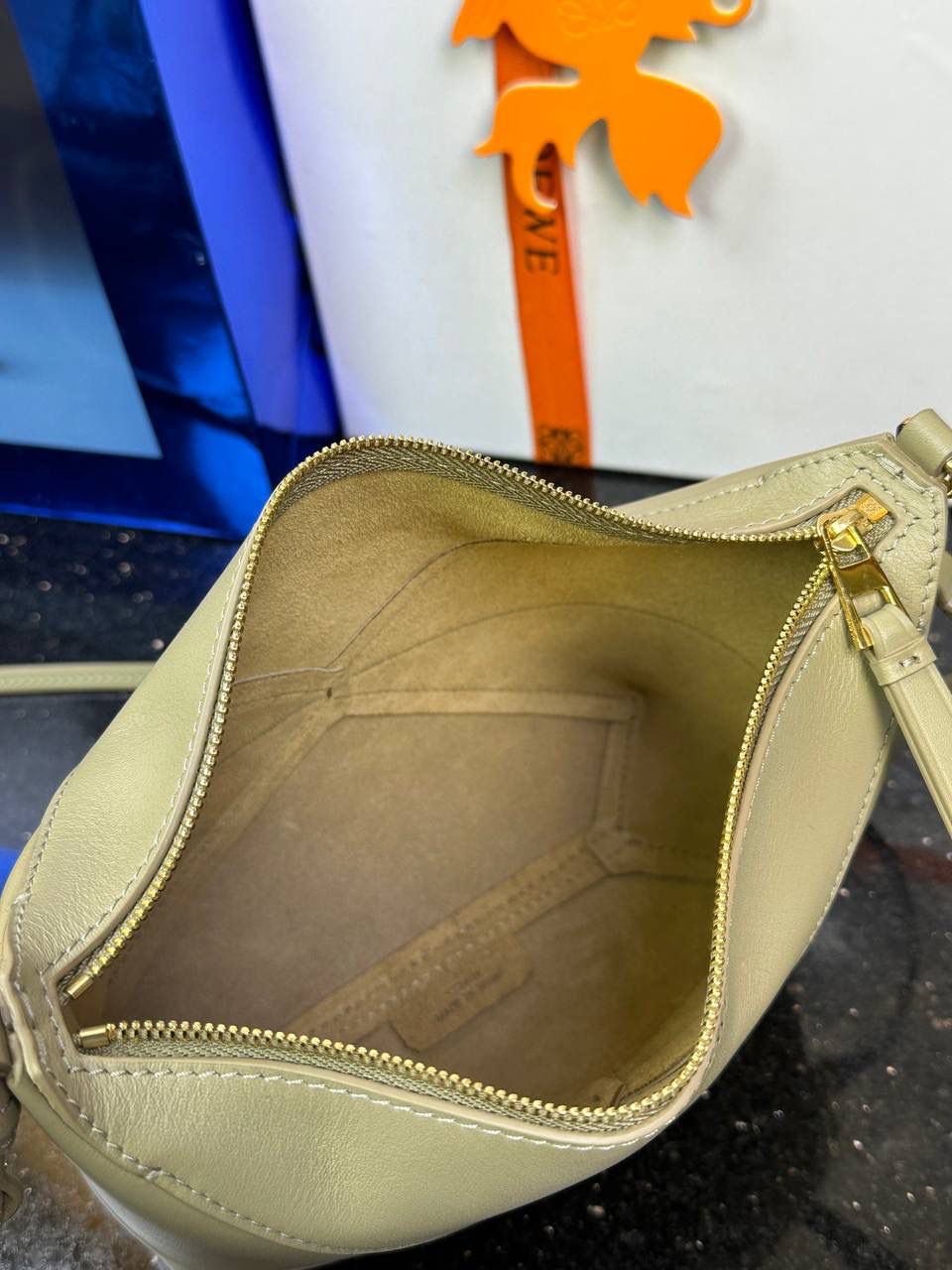 ♥️𝙋𝙪𝙯𝙯𝙡𝙚 𝙁𝙤𝙡𝙙 ——【粘土绿】 尺寸：𝟐𝟑-𝟔.𝟓-𝟏𝟓.𝟓𝐜𝐦 编码：522404 🎈经典几何为造型，以及柔软细腻的Napa牛皮，升级为可完全折叠的手拿包。 🎈自带一根🉑拆卸🉑调节的肩带，一包多背，多样化风格，秀场大放异彩😃日常实用性强👌 🎈配全套专柜礼盒🎁，给你满满的仪式感👀