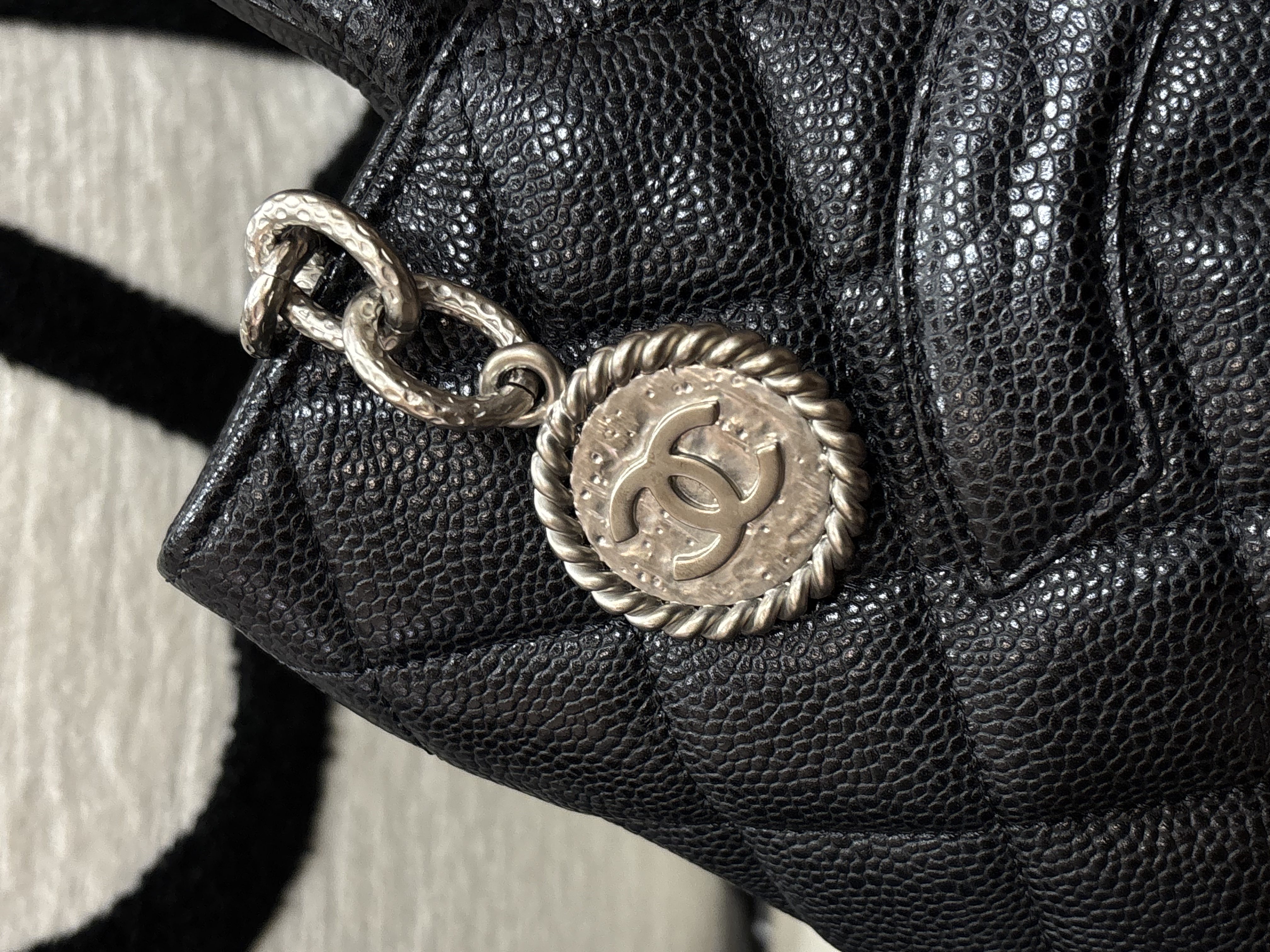 Chanel medallion shoulder hag 黑色魚子醬牛皮希爾頓包，Vintage 絕版 100%Authentic ,95%new✅14Card ✅Dust bag