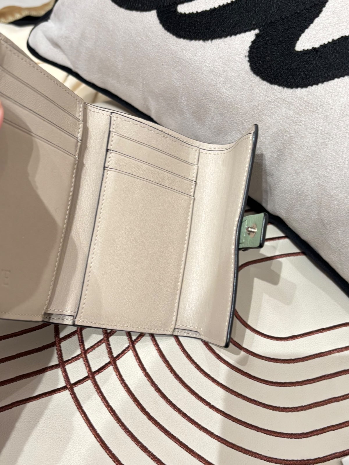 Loewe vertical Wallet Calfskin  100%Authentic, 98%New  ✅專門店收據✅dust bag  