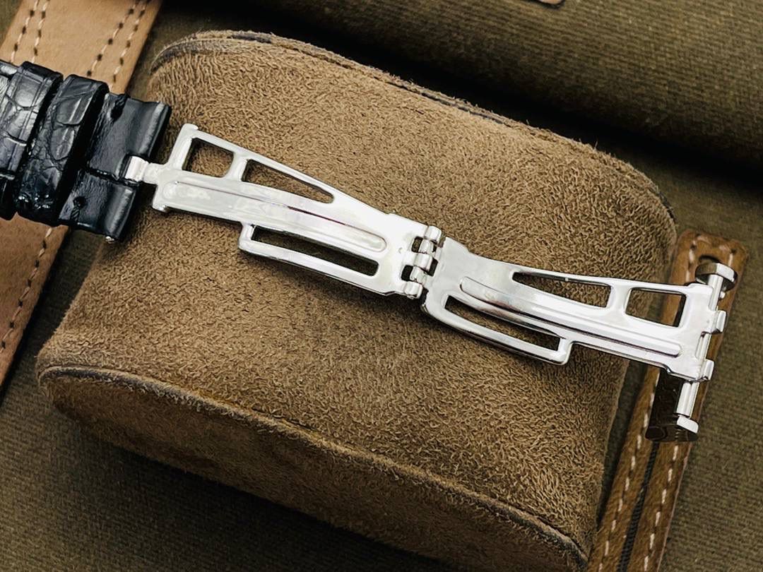 🚀顶级玩家 爱.彼Audemars.Piguet皇家橡树系列！15402OR.ZZ.D003CR.01满天星奢华腕表！细节方面： 1⃣️【定制机芯】搭配定制版Cal.3120全自动机芯机械，品质稳定性强！ 2⃣️【表壳材质】18k金密镶施华洛世奇水钻，璀璨夺目，魅力绽放！ 3⃣️【表盘材质】表盘铺镶418颗钻，搭配荧光立体时标和皇家橡树指针。展现创新的精妙设计细节分钟刻度位于表盘外圈之上，时标宽度加大。 4⃣️【表镜材质】反炫光处理的蓝宝石水晶玻璃镜面，背透蓝宝石玻璃。 5⃣【表带材质】手工缝制方形大鳞片鳄鱼皮，黑棕蓝灰四色可选配。另送进口橡胶带一条。 6⃣【表扣材质 】18K金A.P字样镶钻折叠表扣。 7⃣【表冠材质】18k金旋入式表冠。 8⃣【防水深度】50米 9⃣【腕表直径】41MM，厚度11MM！ 顶级玩家 细节精心打磨！极致乱真版本！欢迎各位玩家品鉴！（现在买就送专用高端商务用笔一支）