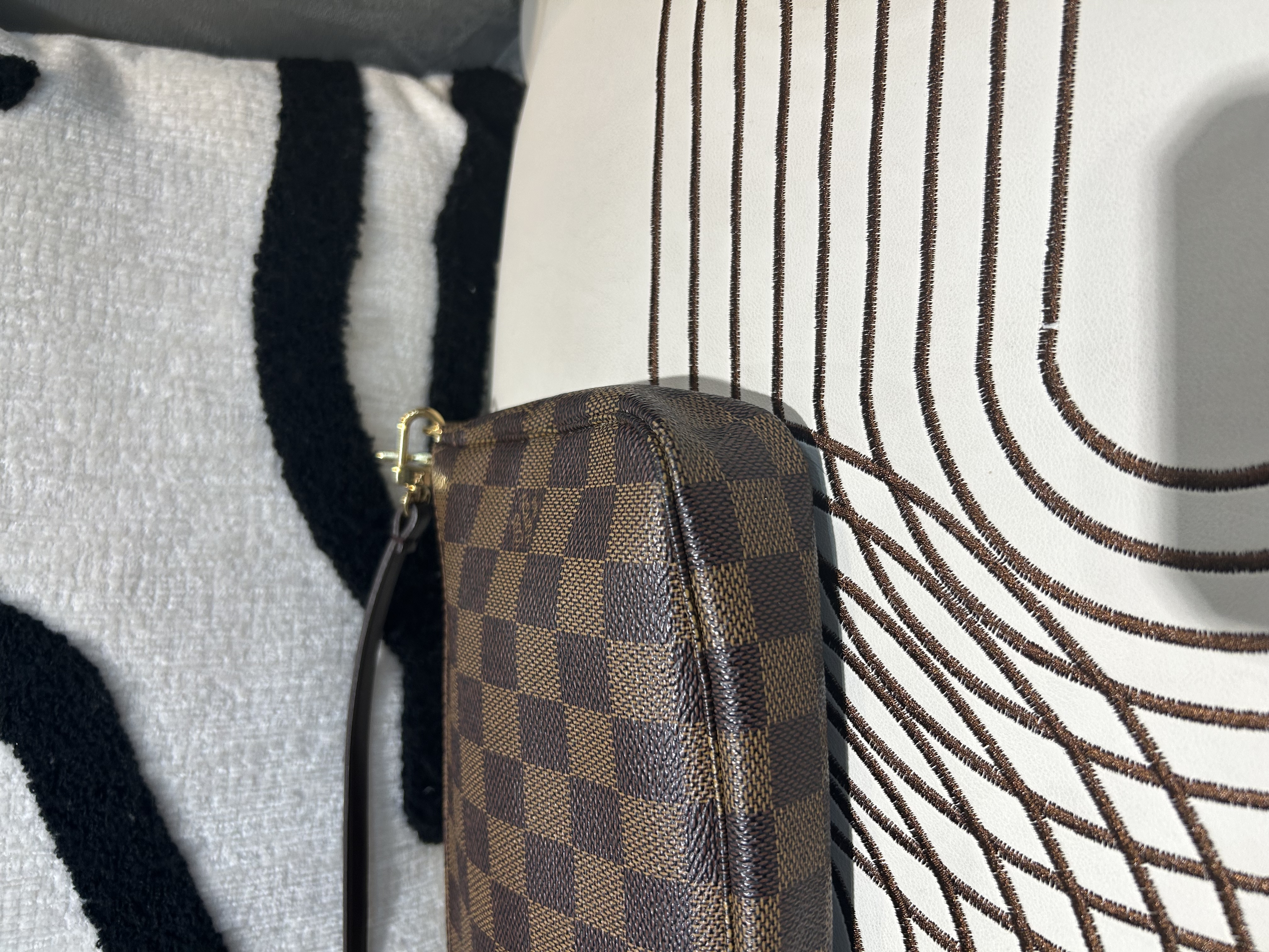 LV Pochette Damier Hobo Bag 100%Authentic, 98%New