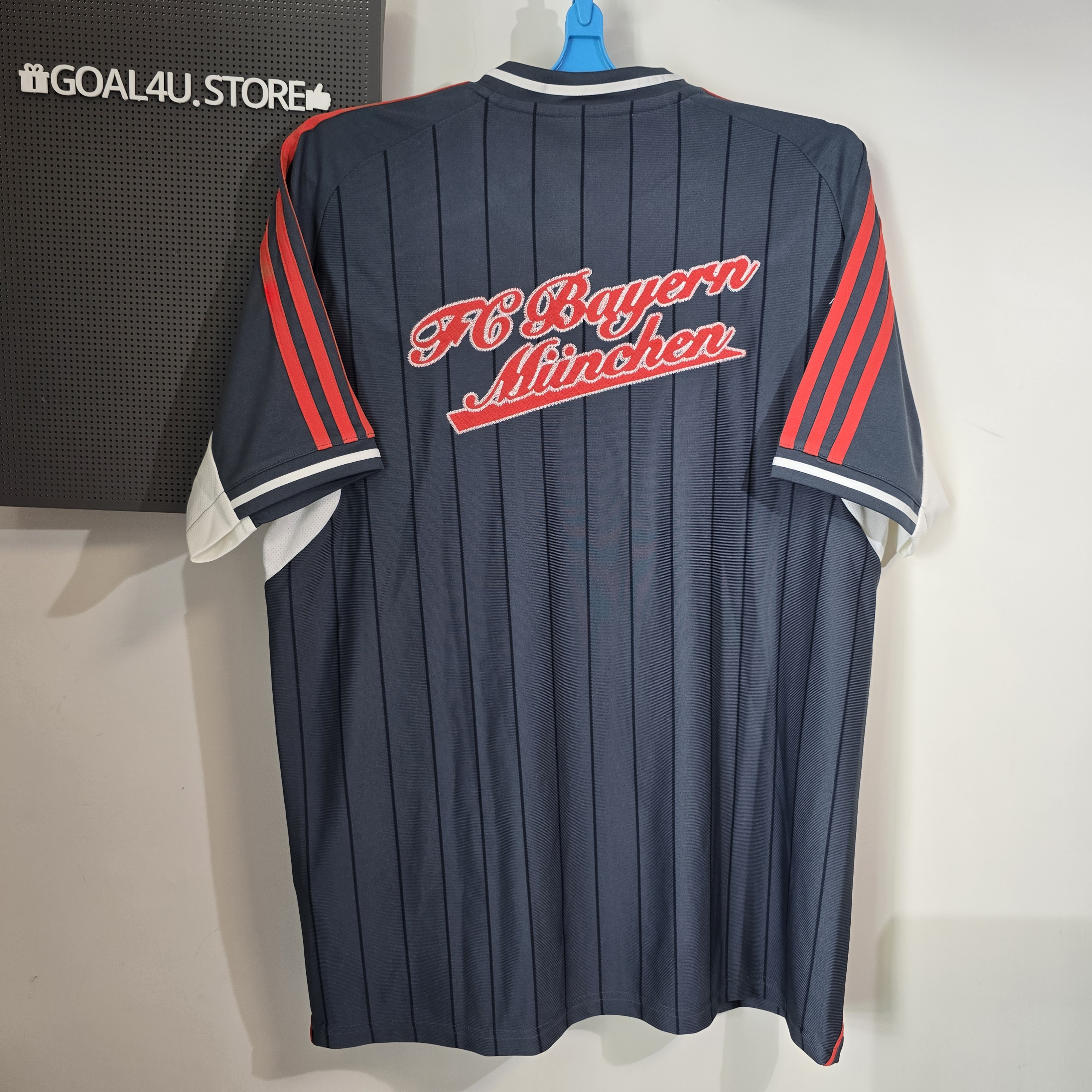 ⚪⚾【拜仁 × 棒球風】Adidas Bayern Munich 拜仁慕尼黑藍色襯衫 JM9435