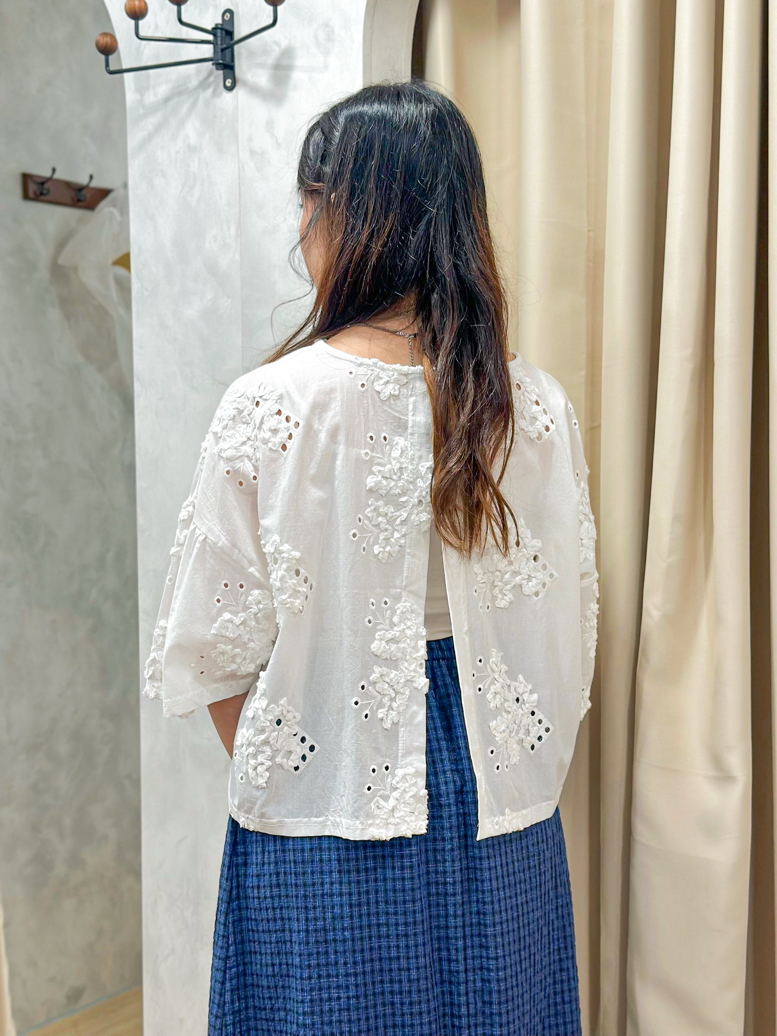 極精緻～立體刺繡通花小露背罩衫 BK0001 - 白色 WHITE
