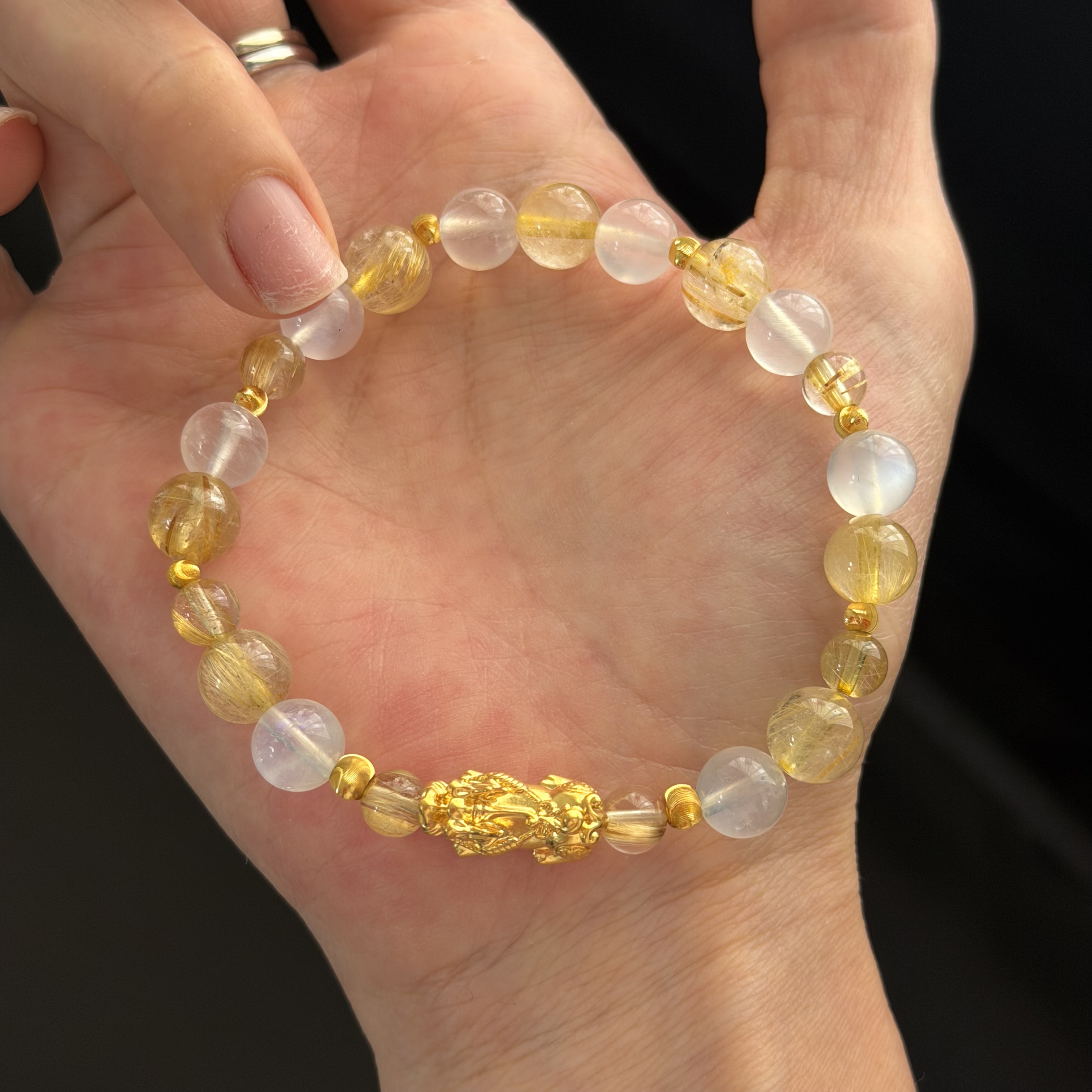 999硬金貔貅+硬金金珠襯金髮晶&月亮石手串