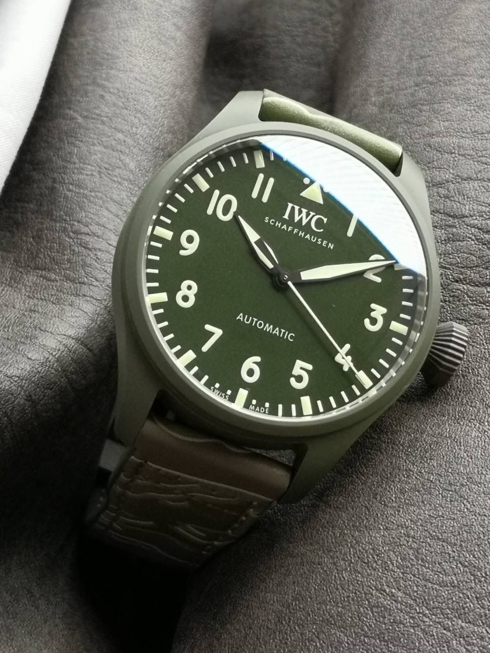 表壳、底盖、表扣首次采用磁化钛材质，高温处理后呈深灰色，区别于普通钛金属银灰色，更坚硬、防刮、不过敏。 表带由大厂制作，氟胶搭配森林绿进口帆布缝线；另赠可快拆联名皮带，整体搭配质感高级。 机芯采用日本西铁城8N24，稳定精准、耐用，厚度与万国82机芯一致。 首批试制50枚，现已可内部品鉴，量产同步加紧生产中。
