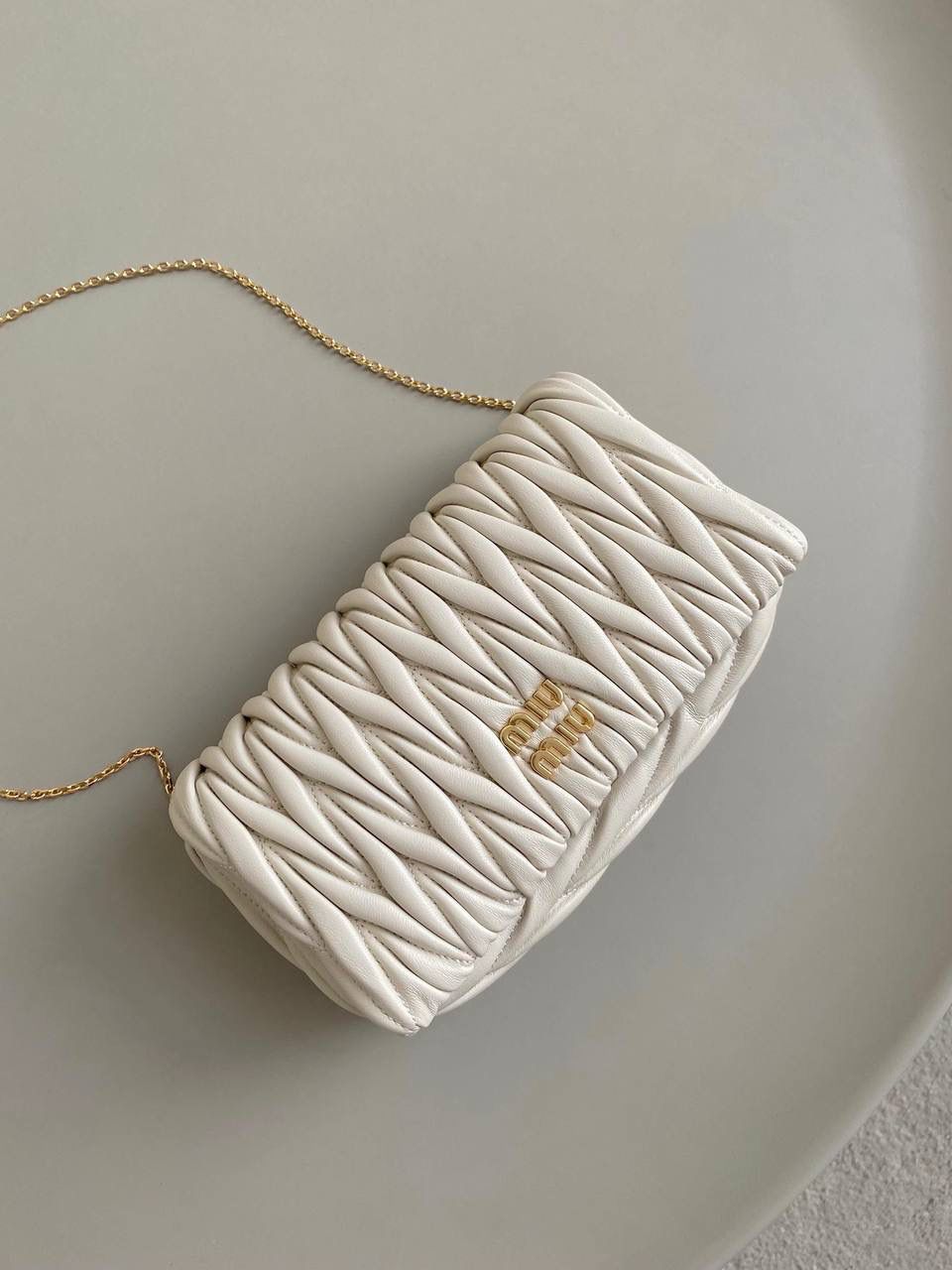 🈶白色 𝗠𝗶𝘂𝗠𝗶𝘂 𝐰𝐨𝐜链条包 咱就是说是不是不止我一个人喜欢这款链条包⛓真的好好看！精致的一塌糊涂，当一只手拿包也能彰显气质 我们用的是进口小羊皮！非国产皮料 肉眼可见的细腻，软软糯糯触感非常好！ 他家经典独特的褶皱工艺，是要有一定厚度 底料太薄了都做不出它的饱满 弹性 更不是市场通货干瘪瘪的褶皱，实在太假 我们新合作的老师傅在这细节上扣的很认真 一缕一折都有zp的神韵，且做到对版！！追求高品质的来 18×9.5×4cm #F0003m