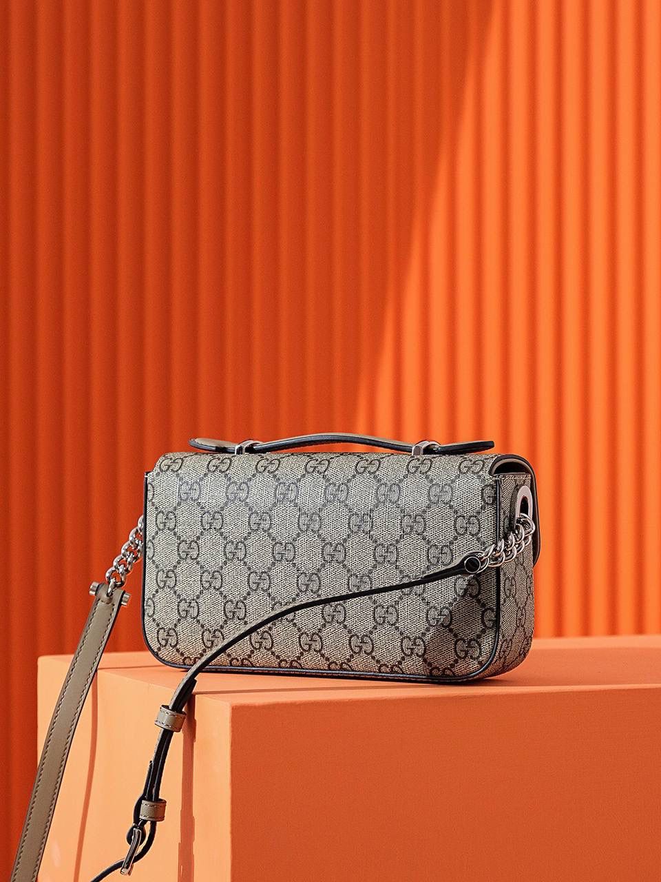 𝐏𝐄𝐓𝐈𝐓𝐄 𝐆𝐆系列# 739722# YY#😍😍 ❐ 尺寸：21*10*5𝐜𝐦 ❐ 𝐆𝐮𝐜𝐜𝐢 𝐏𝐞𝐭𝐢𝐭𝐞系列呈现出极筒主义的美 ！ 复古的设计 简约的线条感以及精致的双G锁扣，让整体的包包散发出了落落大方的气息！ 任何场合、任何风格的搭配它都能给你体现出不同的感觉！ 多种背法，容纳量也是非常🉑！ 日常搭配打理最佳选择，必入款！