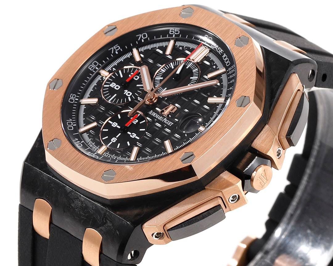 爱彼皇家橡树离岸型横空出世🔥💯引用全新的彩色陶瓷锻造技术，表壳与圈口的选料，不惜重本使用日本进口的氧化锆，无需任何颜料，以超高的压力与超高的温度锻造，形成超高密度的彩色陶瓷，再经过百里挑一，确保每一个成品都与原版毫无色差！CNC级别的打磨，将整一个表壳的边边角角完美处理，即使陶瓷，也做到毫不割手。圈口的拉丝，经过顶级的打磨技术，做到每一丝每一线都毫无断续，每一颗六角螺丝都与表框处在同一平面，拒绝一丝一毫的凸显与凹陷，诠释了何为顶级的复刻工艺！