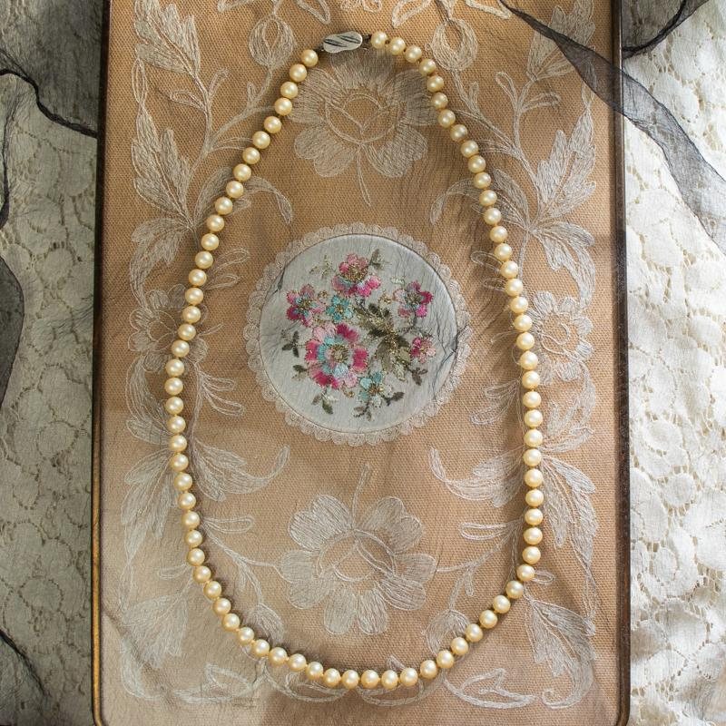 c.a. 1960s England Cream Yellow Glass Pearl Short Necklace (EC512)