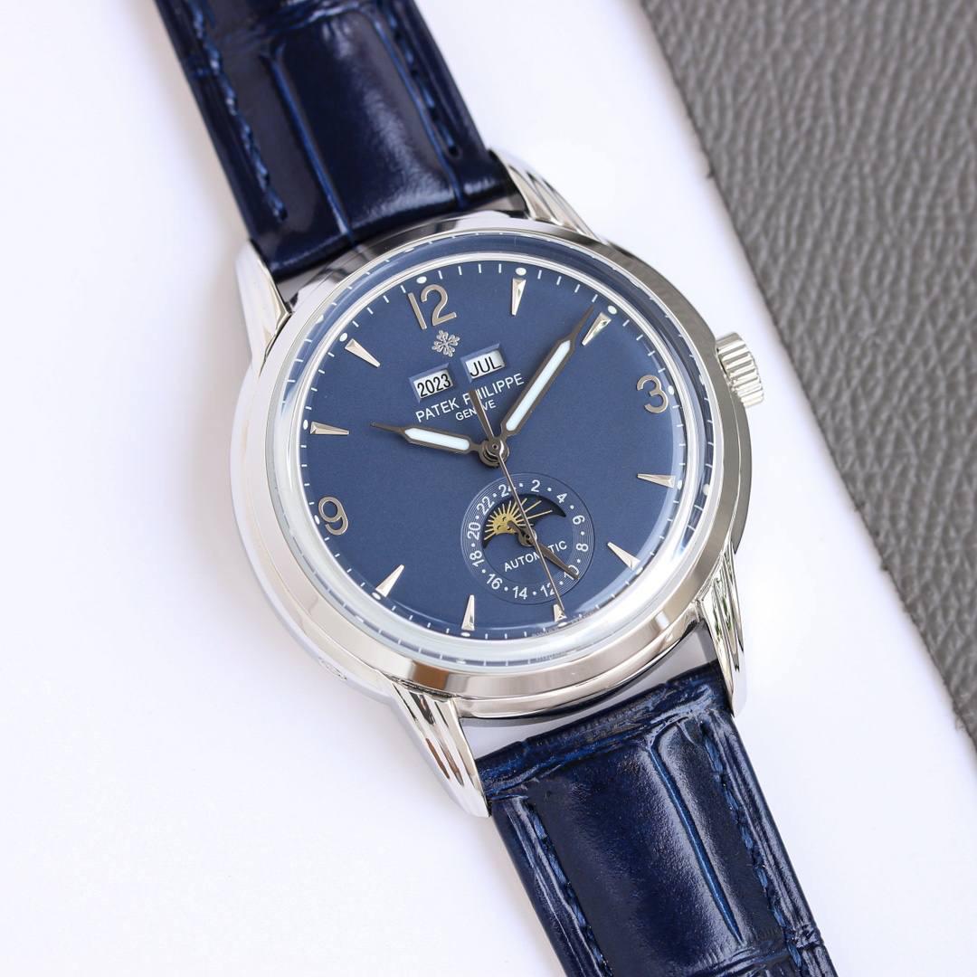 重金打造经典时计——百达翡丽5320G-001超级复杂功能时计直径40毫米一体冲压成型的双层式精钢表壳，致敬了经典的设计语言奶油色的表盘营造复古氛围，表盘边缘刻印有密分秒数刻度，配金质阿拉伯数字及五分钟凸圆刻度字钉，更有立体感。时分指针以巴顿式设计为基础，配以尖长的针尖，这特色造型是呼应了 1950 年代 Ref. 1463 计时码表的指针。表盘6点位置是月相显示和日期分拨。所有的万年历标志都很好，一眼就能读懂。内里搭置了仿324 S Q 自动上链机芯，是 324 自动上条传奇机芯的精装版本。机芯夹板桥经倒角，边缘作细意打磨，主夹板饰以鱼鳞纹，而夹板则缀以日内瓦波纹，夹板表面有包金雕刻，螺丝凹槽经打磨和倒角，连钻孔亦同样经打磨处理。搭配朱古力啡色牛皮表带，进一步带出复古气息。🚀🚀