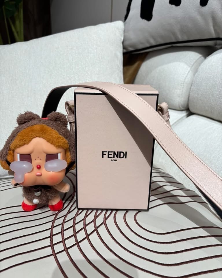 FENDI Calfskin VERTICAL BOX Shoulder bag 100%Authentic,95%new 