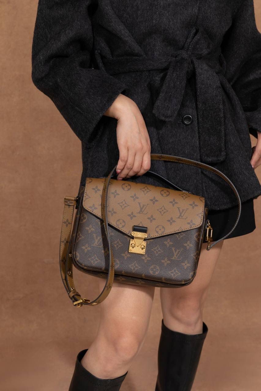 LV POCHETTE METIS 🎀大邮差包 法国原厂皮 + 全钢五金 摸起来就是不一样，质感很高级，拿在手上很有 feel 💼 📏 尺寸 25 × 19 × 7cm 大小刚刚好，不大不小，日常背超级舒服～ 这款真的是 女生一定要有的一颗包 👜 经典中带点可爱，耐看又百搭～ 经典老花配上 黄花色调 💛 让原本很经典的邮差包，看起来更年轻、更时尚✨ 不老气、不无聊，反而越看越喜欢～ 里面还有 隔层设计，真的很能装 👍 手机、钱包、化妆品统统 OK～ 不管日常出门还是凹造型，都很加分 💃