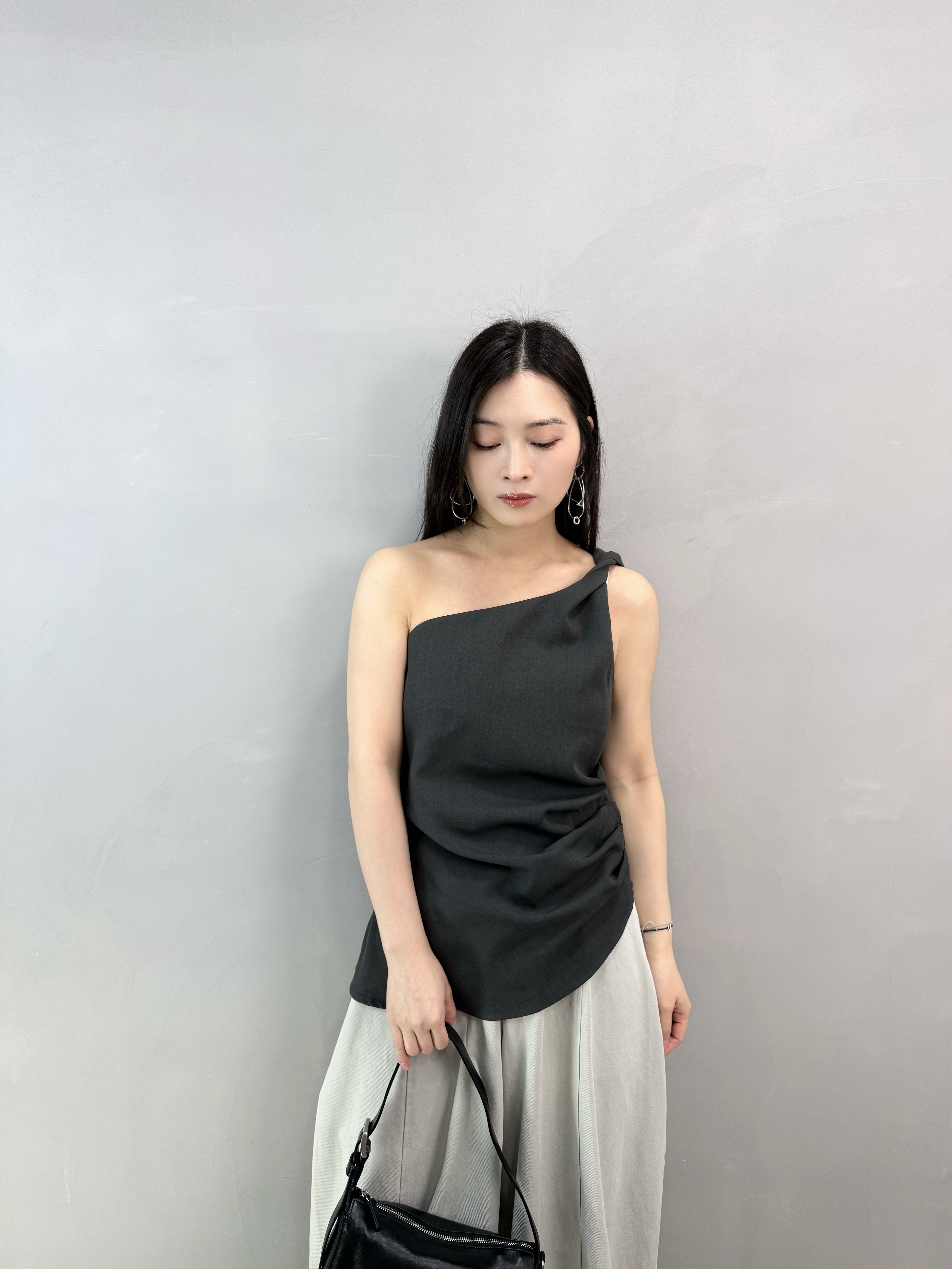 M78 扭膊斜領背心