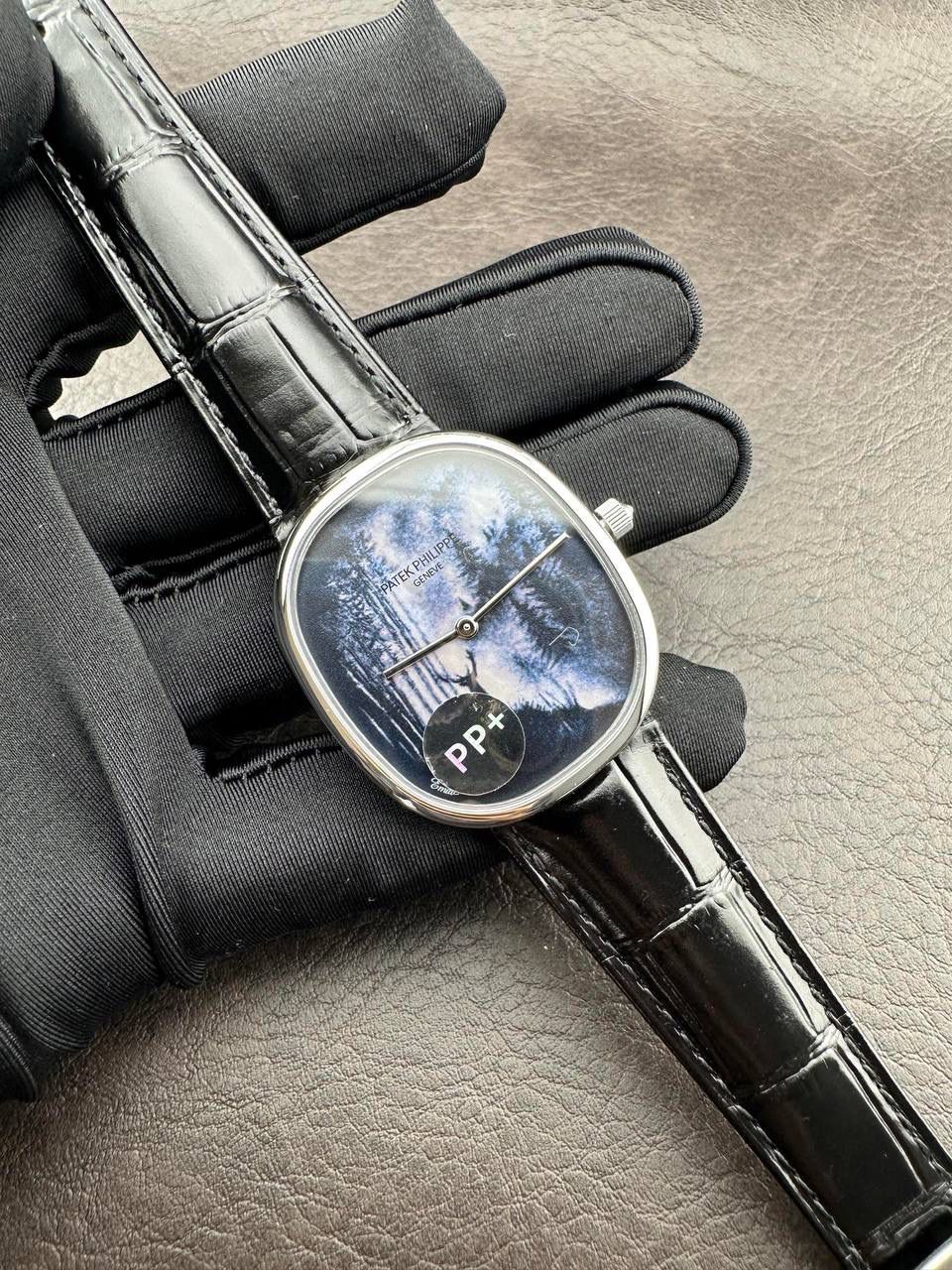 PP➕ Factory2025新品首发｜百达5738系列 68克配重版 复刻经典，更胜经典——GOLDEN ELLIPSE 黄金椭圆腕表重磅登场！ ✅ 黄金分割美学重塑：遵循1:1.6181经典比例，34.5MM×39.5MM椭圆表径搭配7.7MM纤薄厚度，复刻古典韵味与佩戴舒适度。 ✅ 316L精钢表壳：介于圆形与矩形之间的别致椭圆轮廓，还原原版线条张力，质感细腻出众。 ✅ 3D立体云贝母表盘：专属浮雕打印工艺，折射神秘深邃光泽，告别市面暗淡平庸款，上手自带高光。 ✅ 定制进口小牛皮表带：21X16尺寸对版原配，搭配同型椭圆表扣，与表壳设计遥相呼应，贴合手腕更显格调。 ✅ 9015精准机芯：走时稳定精准，兼顾实用性与耐用性，日常佩戴无压力。 PP➕不做“远观款”，只为呈现最接近原版的真实佩戴体验——从细节质感 to 上手触感，每一处都经得起近距离审视，让经典韵味在腕间完美延续！