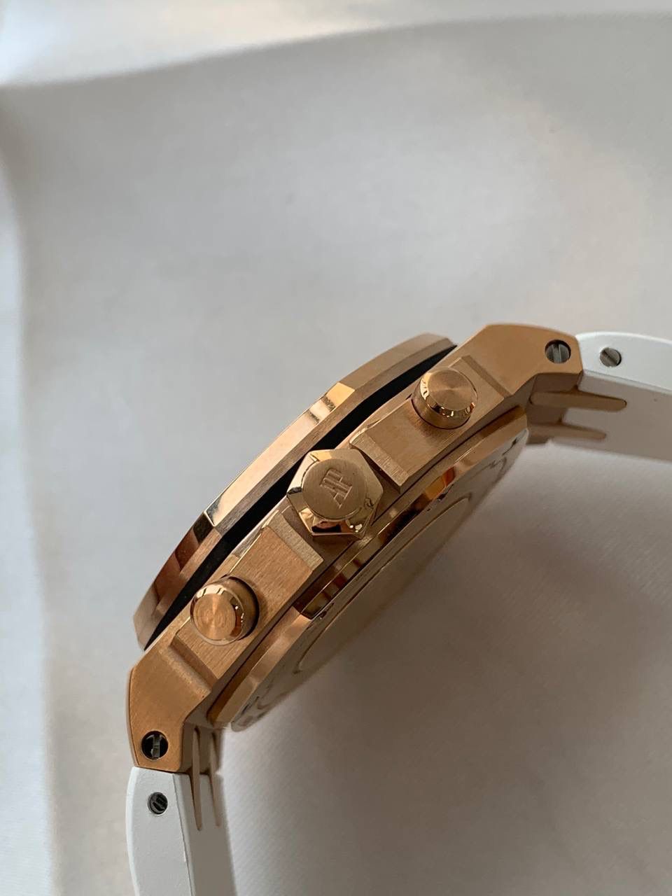 爱彼女款、小红书爆款，喜欢大表盘的女生、必备款，表盘37MM、蓝宝石防刮花玻璃，316精钢表壳、纯手工镶嵌32颗莫桑钻、搭配瑞士多功能石英机芯精准走时，表带采用进口橡胶工艺，佩戴舒适不过敏、折叠扣设计，佩戴便捷，数量有限，先到先得，多种色系，穿搭任选！