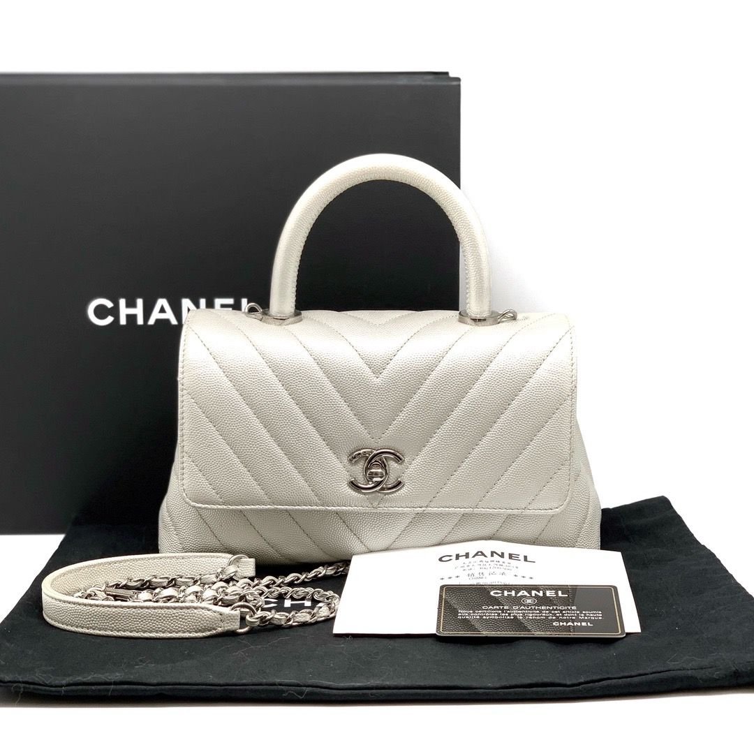 Pre-owned Chanel coco handle white chevron medium